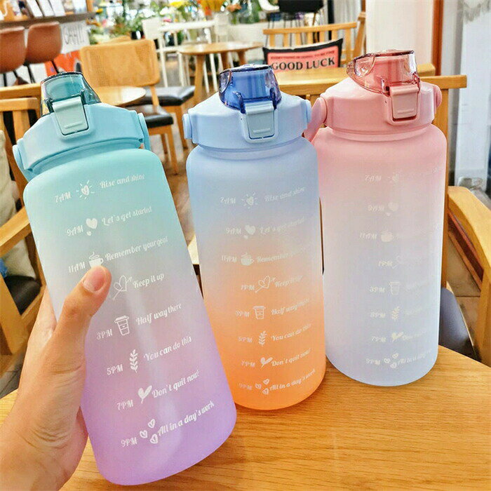 樂天商城 - 水筒 2リットル 目盛り付き スポーツ 水筒 2L 夏 ウォーターボトル タイムマーカー 携帯便利 漏れ防止 ストロー付き 子供 キッズ 目盛り 大容量 軽量 直飲み 女の子 男の子 おしゃれ かわいい 女子 プラスチック スポーツボトル 部活 通学 通勤 中学生