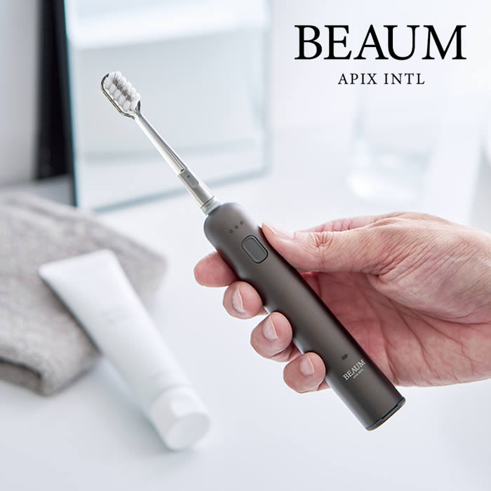 BEAUM（ビューム）シリーズから、歯と歯ぐきにやさしいブラッシングを実現した「電動歯ブラシ」が登場しました。 高速振動と首振り動作を組み合わせた「デュアルモーション」を搭載。 磨きにくい箇所にも効率的にアプローチします。 充電式に加え、トラベルロック機能を備えているため、出張や旅行などの外出先でも安心して持ち運びいただけます。商品詳細 商品名BEAUM ビューム 電動歯ブラシ グレー 品番：AET-B08(GY) ポイントBEAUM（ビューム）シリーズから、歯と歯ぐきにやさしいブラッシングを実現した「電動歯ブラシ」が登場しました。 高速振動と首振り動作を組み合わせた「デュアルモーション」を搭載。 磨きにくい箇所にも効率的にアプローチします。 充電式に加え、トラベルロック機能を備えているため、出張や旅行などの外出先でも安心して持ち運びいただけます。 商品詳細高速振動と首振り動作を組み合わせたデュアルモーション 充電式コードレス フル充電時間/約2時間 連続使用時間/約22〜30日間(1回約2分×1日2回) サイズ約幅2.3×奥行2.3×高さ14.5cm 電源内蔵電池/リチウムイオン電池 DC3.7V 800mAh コードの長さUSBコード/約80cm 素材本体/アルミ、ABS樹脂 ブラシヘッド/ポリカーボネート、ナイロン、シリコン 重さ約82g(ブラシヘッド含まず) メーカーアピックスインターナショナル 付属品ブラシヘッド(3本)、ホルダー、USBケーブル ご注意事項お使いのモニターの性能・環境・設定によって、実際の商品と色見が異なる場合がございます。
