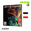 ■商品情報 商品名ジキル&ハイド／JEKYLL&HYDE／V52.5（11211）《エクシオン 卓球ラバー》 メーカー名エクシオン カラーブラック, レッド サイズ1.9mm, 2.1mm スピード14 スピン14 コントロール9.5 スポンジ硬度52.5 生産国ドイツ ■メーカー希望小売価格はメーカーカタログに基づいて掲載しています■商品詳細情報 特徴超特急の引っかかりの中に潜む高反発力ボールを最高のパワーで引っかけて猛烈な回転を作りたい――そんなプレーヤーの願いをいとも簡単に実現してくれるスピンモンスター。ボールとの接触時間が長いから、どんな状況でも確実な回転をかけることが可能。しかも、スピードを出したい時には自在に出せる。超回転と不意打ちの速球。 テクノロジ【ELASTO FUTURA】「ELASTO FUTURA」とは、オメガVIIシリーズ・ヴェガツアー・ヴェガXに搭載されているXIOMラバー最新鋭のトータルテクノロジーだ。「CYCLOID」「DYNAMIC FRICTION」「CARBO SPONGE」という3つの特別なチューニングを1枚のラバーに集約することで、繊細なボールタッチ・他に類を見ないほどのグリップ力・画期的な弾力性を実現し、卓球というスポーツを新しい未来へと導く究極のラバー形態を示している。【CYCLOID】「CYCLOID」は、狙ったターゲットを確実に仕留められるように開発された、革新的なテクノロジーだ。ボールの弧線がナチュラルに高くなることで、ブロックでのネットミスを回避。また、攻撃面では相手コートへボールが最大限深く入るように設計されている。【DYNAMIC FRICTION】「DYNAMIC FRICTION」は、スノータイヤから生まれたラバーの表面加工技術だ。プラスチックボールをしっかりとつかみ、より多くの回転エネルギーを作り出し、鋭いネットプレーで自分が有利になれるようにも設計。さらに、ラバーの表面でボールをしっかりつかむことによってスピードもアップさせることができる。【CARBO SPONGE】「CARBO SPONGE」は、カーボン粒子を配合したスポンジだ。スポンジはラバーのエンジンと言える。スポンジとトップシートの特性を調和させることが、ラバーの性能を決める鍵だ。ボールをしっかりつかむ力とカタパルト効果でトップシートと相互作用する。【TENSOR】「TENSOR」は、ゴム分子の構造をピンと張りつめた状態にし、それを半永久的にキープさせるテクノロジーだ。XIOMはこの技術をベースに、独自の考察とアレンジを加え、「HYPER ELASTO」テクノロジーを完成させた。