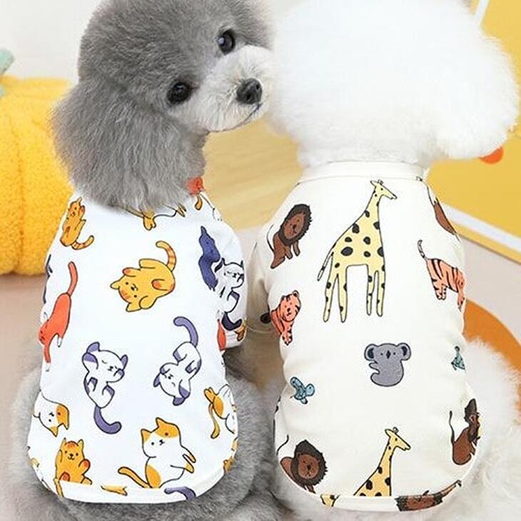 商品紹介かわいらしいアニマル柄の犬用Tシャツです。猫と動物たちのポップでカラフルなデザインが愛犬の魅力をさらに引き立てます。軽やかで伸縮性のある素材で作られており、快適な着心地を提供。お散歩や室内遊び、お出かけにもぴったりの一着です。スペック【サイズ】S：バスト32cm、着丈20cmM：バスト37cm、着丈25cmL：バスト42cm、着丈25cmXL：バスト47cm、着丈35cm2XL：バスト52cm、着丈40cm愛犬のサイズをよく測って、ぴったりのサイズをお選びください。【カラー】1. ねこちゃん(猫柄)：白地に色とりどりの猫のイラストが散りばめられたデザイン2. アニマル(動物柄)：白地にライオン、キリン、トラ、カメ、コアラなどのかわいい動物のイラスト入り【素材】柔らかく伸縮性のあるコットン混紡素材を使用。肌触りも良く、愛犬が動きやすいのが特長です。【仕様】首元は丸首タイプで脱ぎ着も簡単。短めの袖丈で動きやすく、通気性も良好。普段着としてはもちろん、写真撮影やおしゃれ着としてもおすすめです。注意事項輸入時期や製造ロットにより、同じ柄でも色味やサイズに違いが生じる場合がございます。モニターや撮影環境により、実際の商品の色と若干異なる場合がございます。ご注文後、在庫切れや入荷遅延が生じることがございますので、余裕をもってご注文ください。使用時の破損や事故等につきましては責任を負いかねます。輸入品の為、輸送の際に生じるキズ汚れ箱潰れがある場合がございますが新品です。サイズ重量は、多少の誤差が生じる場合がございます。あくまで画像はイメージですので、商品改良の為パッケージや一部仕様が少し変更になる場合もございます。お使いのブラウザや設定により、画像と実際の商品との若干の色の違いが生じる場合がございます。ご理解の上、ご購入をお願いいたします。犬服 猫柄 アニマル柄 ペット服 小型犬用 ドッグウェア 春夏用 ドッグシャツ 可愛いペット服 おしゃれドッグウェア 柔らかい素材 通気性抜群 犬用Tシャツ ペット用品 かわいい犬服 トイプードル服 ペットファッション キリン柄 ライオン柄 トラ柄 コアラ柄 亀柄 ペットコスチューム 子犬用服 柴犬服 お散歩服 防寒対策 ペット ギフト用 犬の服 犬用夏服 春服 ペット衣装 猫好き ペット用トップス