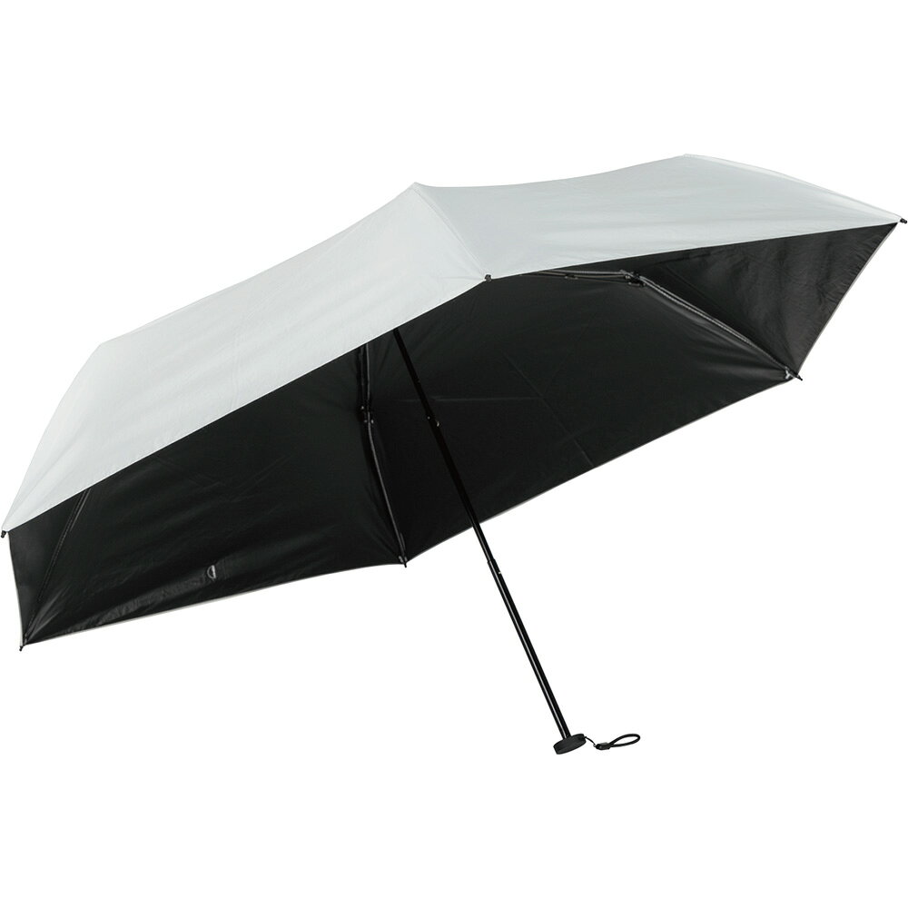 【特長】 遮光性の高い裏面ブラック加工。UPF50＋でUVカット率99％以上。雨天兼用のレジャーアンブレラ。スポーツ観戦、レジャーに。折りたたみ式なので収納もコンパクト。軽量タイプで、カバンなどに入れられるので持ち運びらくらく。 【ご使用上の注意】 ※製品には尖った部分があります。ご自身の顔・身体、周りの人やものにあたらないよう、周囲の安全を確認してから傘先を斜め下に向けて開いてください。傘を開く時は、最初に軽くゆすって生地をほぐしてから開いてください。強風の時は、製品が破損する恐れがありますので使用しないでください。自転車に乗りながらの傘の使用は、危険ですのでおやめください。製品をステッキとして使用するなど、傘本来の目的以外での使用はしないでください。製品は、自転車・ベビーカー等と固定する器具に取り付けて使用する構造になっておりません。視野の妨げ、事故・破損の原因となる恐れがありますので、絶対に取り付けないでください。ご使用後は、製品を陰干しにして乾いてからおしまいください。濡れたまま保管しますと、錆の発生や生地の色移りの原因となる場合があります。 【商品詳細】 サイズ：約890×890×495mm 収納時：約215×45×45mm（収納ケース付） 親骨長さ：約485mm 重量：約130g 仕様：収束・伸縮式、UVカット（UPF50＋）、遮光率99%以上、遮熱、晴雨兼用 材質：生地／ポリエステル（ブラックコーティング）、フレーム・骨／ステンレス・カーボン・アルミニウム、持手／ABS樹脂、収納ケース／ポリエステル、カラビナ／アルミニウム 原産国：中国 ■アウトドア用品をもっと探す！ カワセ 一覧 トレーニング・ダイエット用品 スポーツ・スポーツトイ アウトドア用品 その他