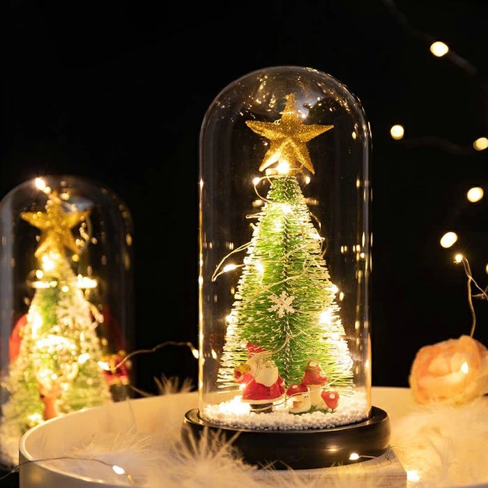 サイズ：高さ：約22cm カラー：カラー1、カラー2、カラー3 生産国:中国 22cm卓上クリスマスツリーはクリスマス飾りの定番商品として、クリスマス雰囲気を演出して、活気が溢れています。 どこにでも置きやすいミニサイズのツリーなので、テーブルの上や玄関などちょっとしたスペースに飾れます。 電池式のLED電球で、充電の必要がなく、3本の単4電池を入れ点灯させると綺麗に輝きます。（ご注意：電池が付属していません。） ●PC環境・光の具合により、色や素材のイメージが写真と若干異なる場合がございます。 ●モデル・写真に使用されているアクセサリー・小物は別途記載が無い限り付属いたしません。 ●商品に不良があった場合は、商品到着から3日以内にご連絡いただければご返金・交換対応させて頂きます。 ※新品ですが輸入品のため、稀に汚れや傷等がある場合がございますが、ご了承下さい。 ※外観及び内容等は予告なく変更になる場合もございます。