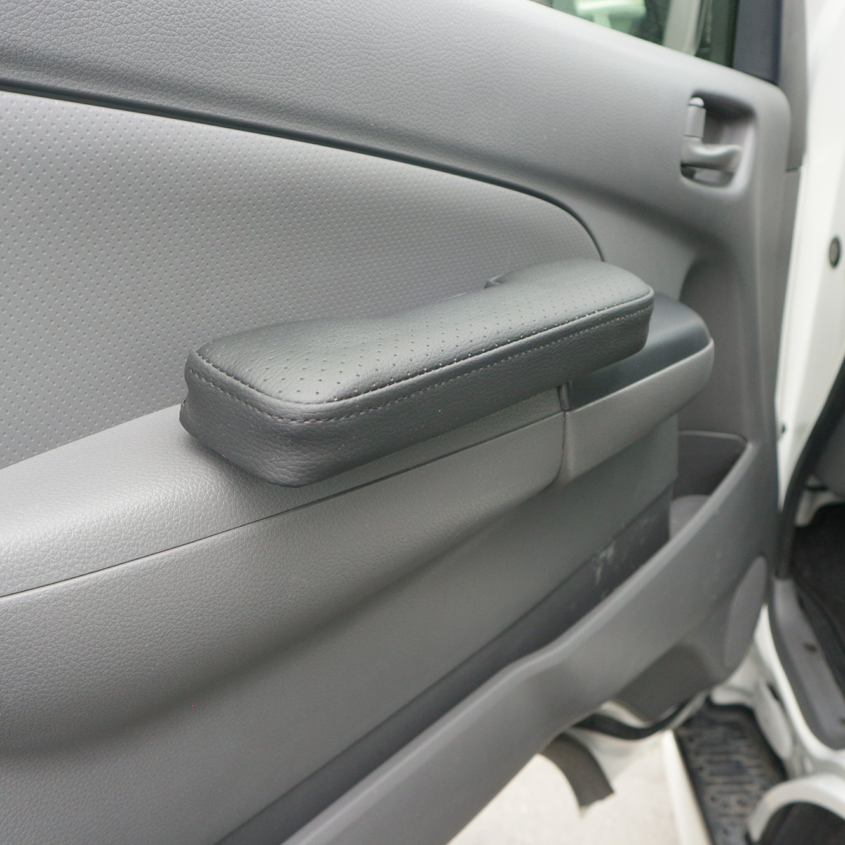 【11/20~11/27ポイント10倍】 日産 キャラバン NV350 E26 サイド ドア レザー アームレスト パンチング..