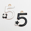 【アクセサリーパーツ】《チャーム》BIG ビッグ no.5 数字 5 モチーフ フラワー付 全2色(ホワイト・ブラック)ゴールドカラー/キーホルダー 携帯ストラ...