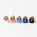 【アクセサリーパーツ】《チャーム》プレゼントBOXモチーフ 全5色(ホワイト・ピンク・ライトブルー・ブルー・ブラック)×ゴールドカラー/リボン 箱 キーホルダー...