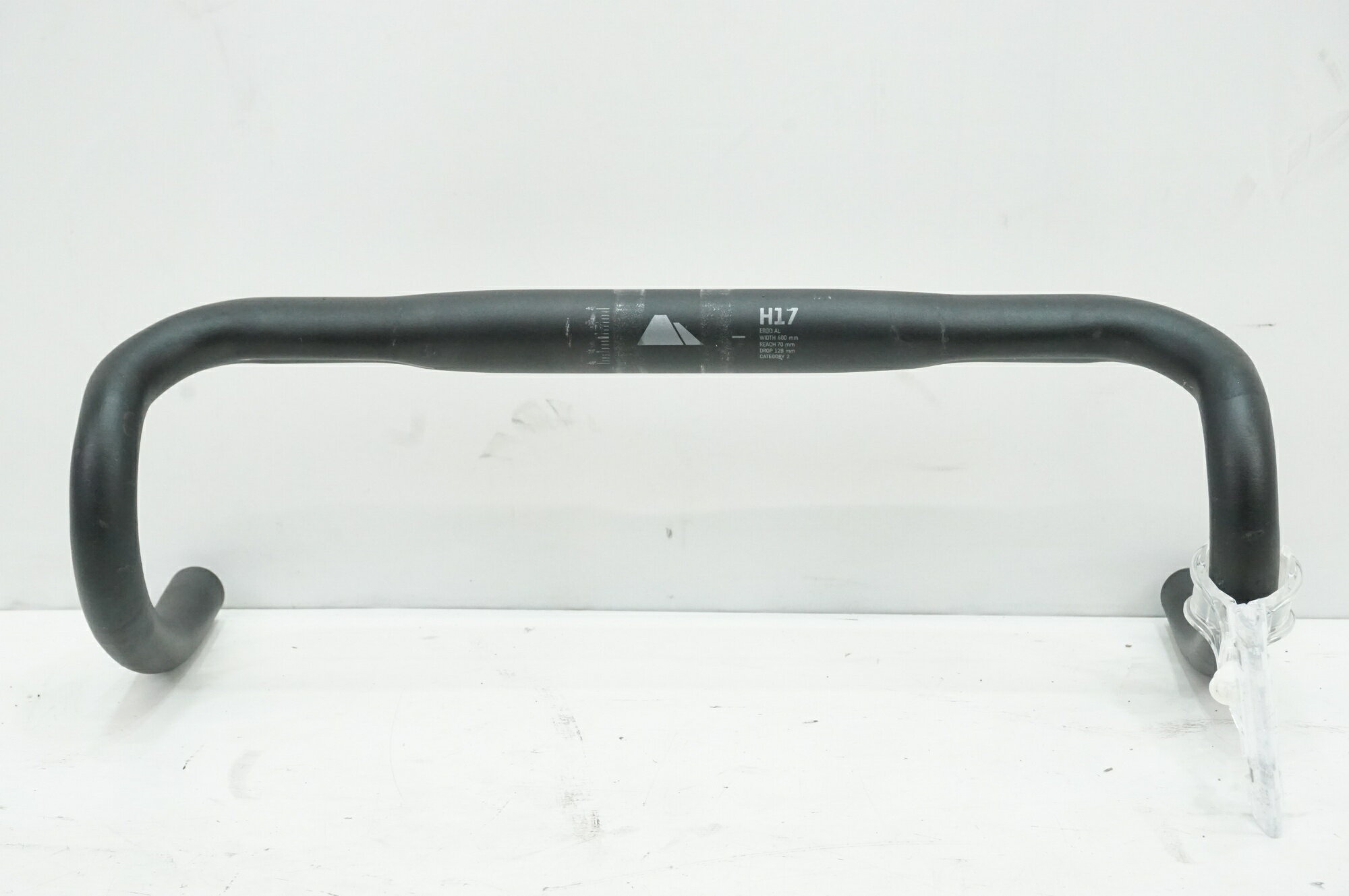 ■商品情報 φ31.8 400mm ■状態 使用に伴う小キズがございますが、中古品として比較的良好な状態でございます。 写真はなるべく実際の色に近付けておりますが、閲覧する環境によって色が異なる場合がございます。 ■付属品 掲載している画像の物が全てになります。 ※掲載されていない物は欠品となります。 　また、欠品している物は取り寄せなど出来かねる為予めご了承ください。 ■注意事項【在庫について】 在庫管理は細心の注意を払い行なっておりますが、システムの都合により在庫有と表記の商品につきましても、実在庫の反映との時間差により在庫が無い場合がございます。弊社はそれに伴う全てにおいて一切の責任は負いかねます事、何卒ご了承くださいませ。ご注文頂きました商品のご用意が出来かねました場合は、お電話とメールにてキャンセルご承諾お願いのご連絡をさせて頂きます。【掲載画像について】撮影方法やお客様の閲覧環境により、実際の商品とは違った色の見え方となる場合がございます。上記理由による返品、変更、キャンセルは一切お受け致しかねますまたシステム等の不備により、商品ページに別商品が含まれている、別カラー・仕様が掲載されている、商品情報に誤表記がある場合がございますご不明点がございましたら必ずご注文前にお問い合わせくださいませ。