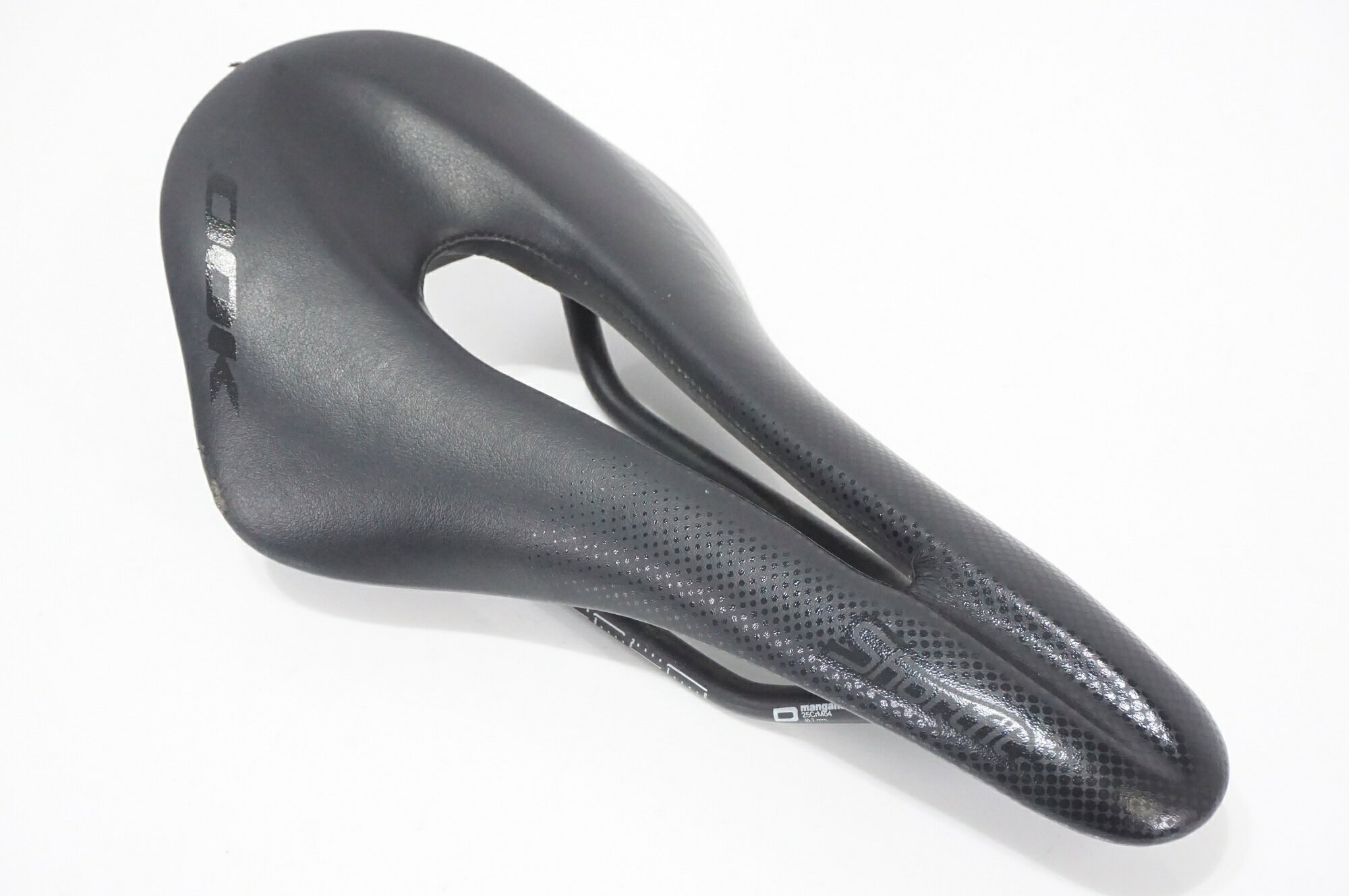 ■商品情報 ・NARROW ■状態 ・表面のめくれ、破れがございます。 ・使用感、小傷、スレがございます。 ■付属品 ※画像に掲載している物で全てでございます。 ※画像にないものは欠品となりますためご注意ください。 ※掲載画像以外にもキズや汚れはございますが、写真の掲載可能枚数の都合上、目立つ箇所を優先的に抜粋しております。 ■注意事項【在庫について】 在庫管理は細心の注意を払い行なっておりますが、システムの都合により在庫有と表記の商品につきましても、実在庫の反映との時間差により在庫が無い場合がございます。弊社はそれに伴う全てにおいて一切の責任は負いかねます事、何卒ご了承くださいませ。ご注文頂きました商品のご用意が出来かねました場合は、お電話とメールにてキャンセルご承諾お願いのご連絡をさせて頂きます。【掲載画像について】撮影方法やお客様の閲覧環境により、実際の商品とは違った色の見え方となる場合がございます。上記理由による返品、変更、キャンセルは一切お受け致しかねますまたシステム等の不備により、商品ページに別商品が含まれている、別カラー・仕様が掲載されている、商品情報に誤表記がある場合がございますご不明点がございましたら必ずご注文前にお問い合わせくださいませ。