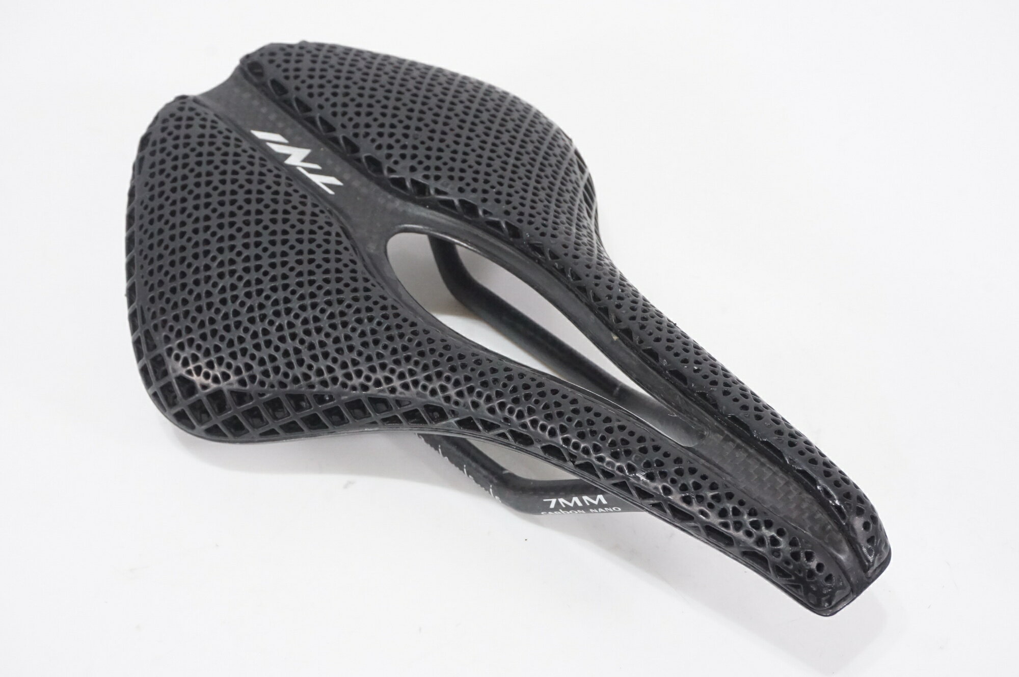 【中古】 TNI 「ティーエヌアイ」 3D PRINTING 2 カーボンレールサドル / バイチャリAKIBA店(4.0)