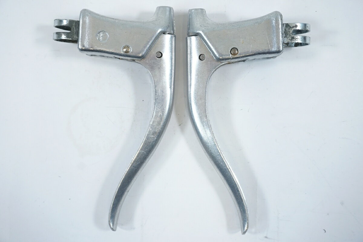 ■商品仕様 ・Φ23.8mm(実測値) ■状態 ・使用に伴う傷や汚れがあります。 ・バンド内側に黒錆がございます。 ■付属品 ・なし ※画像に掲載されているものが全てです。 ※画像にないものは欠品となりますのでご注意ください。 ■注意事項【在庫について】 在庫管理は細心の注意を払い行なっておりますが、システムの都合により在庫有と表記の商品につきましても、実在庫の反映との時間差により在庫が無い場合がございます。弊社はそれに伴う全てにおいて一切の責任は負いかねます事、何卒ご了承くださいませ。ご注文頂きました商品のご用意が出来かねました場合は、お電話とメールにてキャンセルご承諾お願いのご連絡をさせて頂きます。【掲載画像について】撮影方法やお客様の閲覧環境により、実際の商品とは違った色の見え方となる場合がございます。上記理由による返品、変更、キャンセルは一切お受け致しかねますまたシステム等の不備により、商品ページに別商品が含まれている、別カラー・仕様が掲載されている、商品情報に誤表記がある場合がございますご不明点がございましたら必ずご注文前にお問い合わせくださいませ。