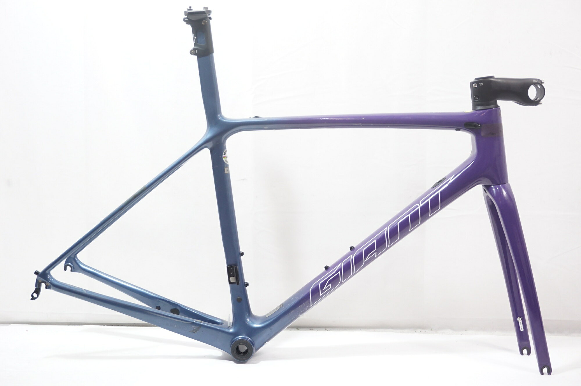 ■商品情報 メーカーサイズ：M トップチューブ(C-C):約550mm(ホリゾンタル実測) シートチューブ(C-T):約470mm(実測) / 低いポジション約670mm(BB芯-レール芯) / スペーサー入れた高いポジション約690mm(BB芯-レール芯) 適応身長:170-185cm(目安) 重量：約1560g(画像の状態) フレーム材質：カーボン フロントフォーク：カーボン ジャンル：ロードバイク エンド幅 F：100mm エンド幅 R：130mm 対応ブレーキ：リムブレーキ ホイールサイズ：700c BB規格：プレスフィット/SM-BB92-41 シートポスト径：専用 ステム：GIANT CONTACT SLR 90mm 付属品：ISP シートポスト・グロメット・専用スペーサー(画像に写っているものが全てになります。) ■状態 ・使用に伴うキズ、ヨゴレございます。 ・ISPカットございます。 ・フレーム各所にフレームクリア保護テープが張ってあります。 ・掲載画像以外のスモールパーツ等は全て欠品となります。 ■注意事項【在庫について】 在庫管理は細心の注意を払い行なっておりますが、システムの都合により在庫有と表記の商品につきましても、実在庫の反映との時間差により在庫が無い場合がございます。弊社はそれに伴う全てにおいて一切の責任は負いかねます事、何卒ご了承くださいませ。ご注文頂きました商品のご用意が出来かねました場合は、お電話とメールにてキャンセルご承諾お願いのご連絡をさせて頂きます。【掲載画像について】撮影方法やお客様の閲覧環境により、実際の商品とは違った色の見え方となる場合がございます。上記理由による返品、変更、キャンセルは一切お受け致しかねますまたシステム等の不備により、商品ページに別商品が含まれている、別カラー・仕様が掲載されている、商品情報に誤表記がある場合がございますご不明点がございましたら必ずご注文前にお問い合わせくださいませ。