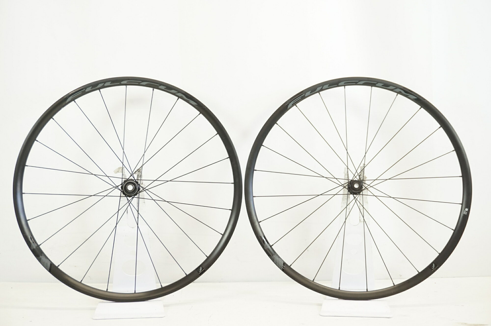 ■商品情報 サイズ：700C リム内幅：約20mm リムタイプ：CL/TLR ブレーキタイプ：ディスクブレーキ フリータイプ：SHIMANO 11/12s 重量 F：約840g (画像の状態の実測値) 重量 R：約950g (画像の状態の実...