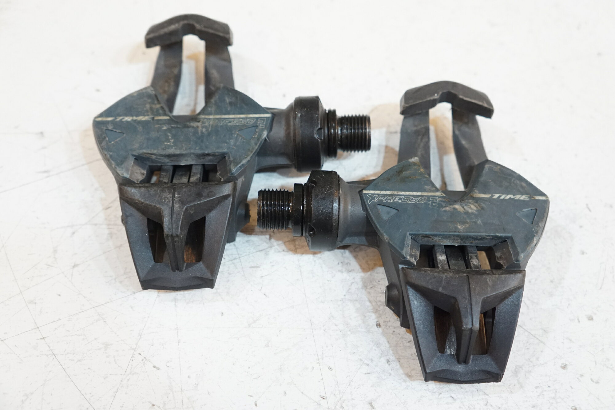 ■状態・使用に伴う小キズ、ヨゴレ等がございます。【付属品】※画像に掲載している物で全てでございます。※商品の一部でも画像に無いものは欠品となり、返品返金は致しかねます為ご注意ください。　 ■注意事項【在庫について】 在庫管理は細心の注意を払い行なっておりますが、システムの都合により在庫有と表記の商品につきましても、実在庫の反映との時間差により在庫が無い場合がございます。弊社はそれに伴う全てにおいて一切の責任は負いかねます事、何卒ご了承くださいませ。ご注文頂きました商品のご用意が出来かねました場合は、お電話とメールにてキャンセルご承諾お願いのご連絡をさせて頂きます。【掲載画像について】撮影方法やお客様の閲覧環境により、実際の商品とは違った色の見え方となる場合がございます。上記理由による返品、変更、キャンセルは一切お受け致しかねますまたシステム等の不備により、商品ページに別商品が含まれている、別カラー・仕様が掲載されている、商品情報に誤表記がある場合がございますご不明点がございましたら必ずご注文前にお問い合わせくださいませ。