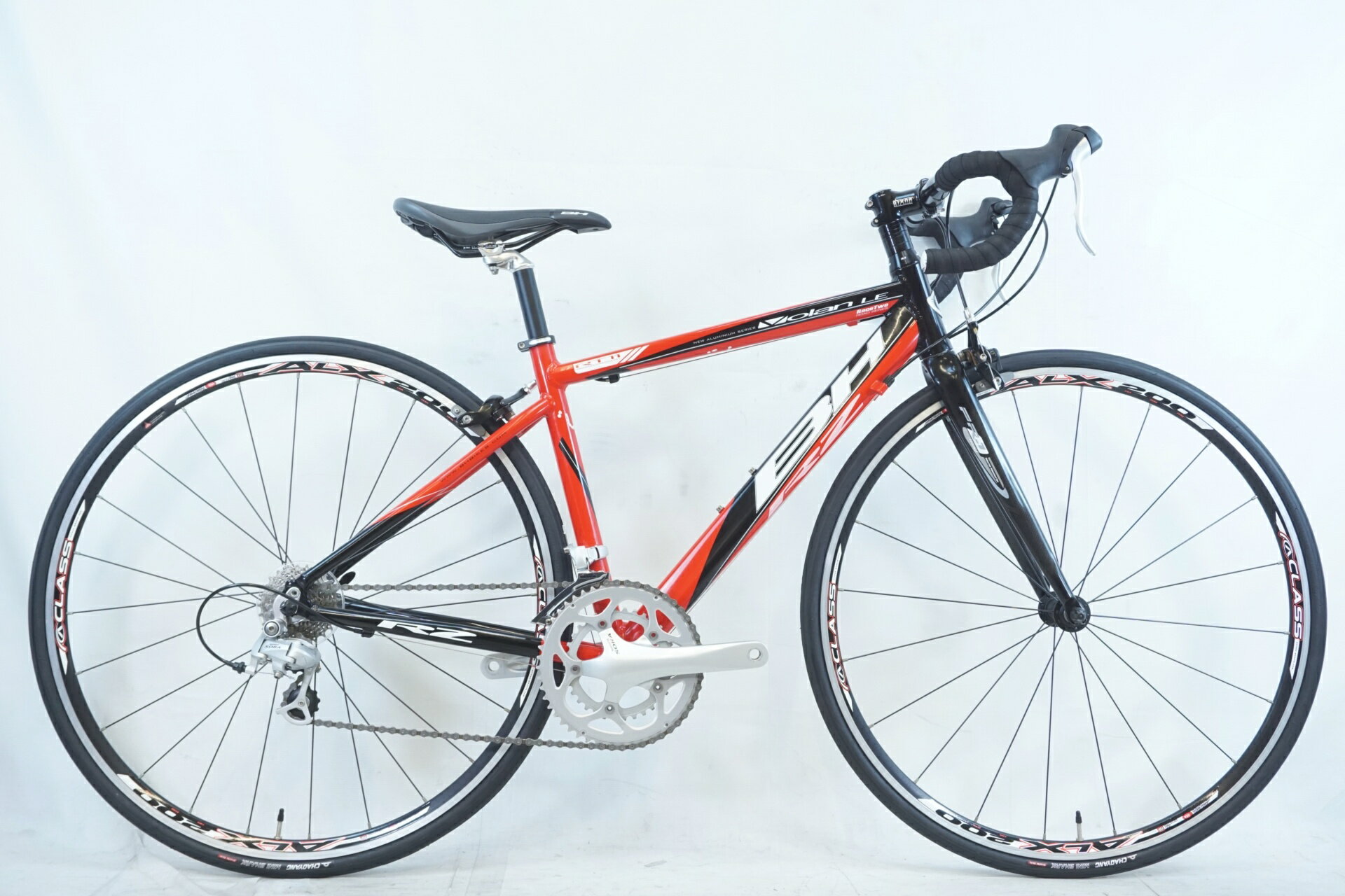 ■商品情報 メーカーサイズ:42 シートチューブ(C-T): 420mm トップチューブ(C-C):500mm(ホリゾンタル換算) 適応身長:160-170cm(目安) 重量:約9.18kg フレーム材質:アルミ フロントフォーク:カーボン...