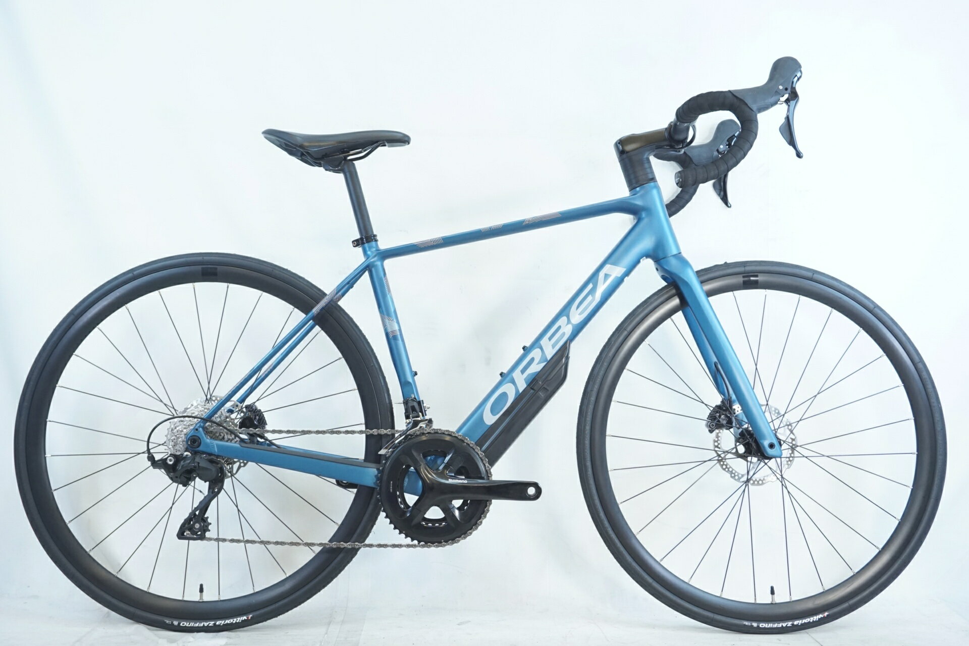 ■商品情報 メーカーサイズ:51 シートチューブ(C-T): 470mm トップチューブ(C-C):530mm(ホリゾンタル換算) 適応身長:165-175cm(目安) 重量:約10.48kg フレーム材質:アルミ フロントフォーク:カーボ...