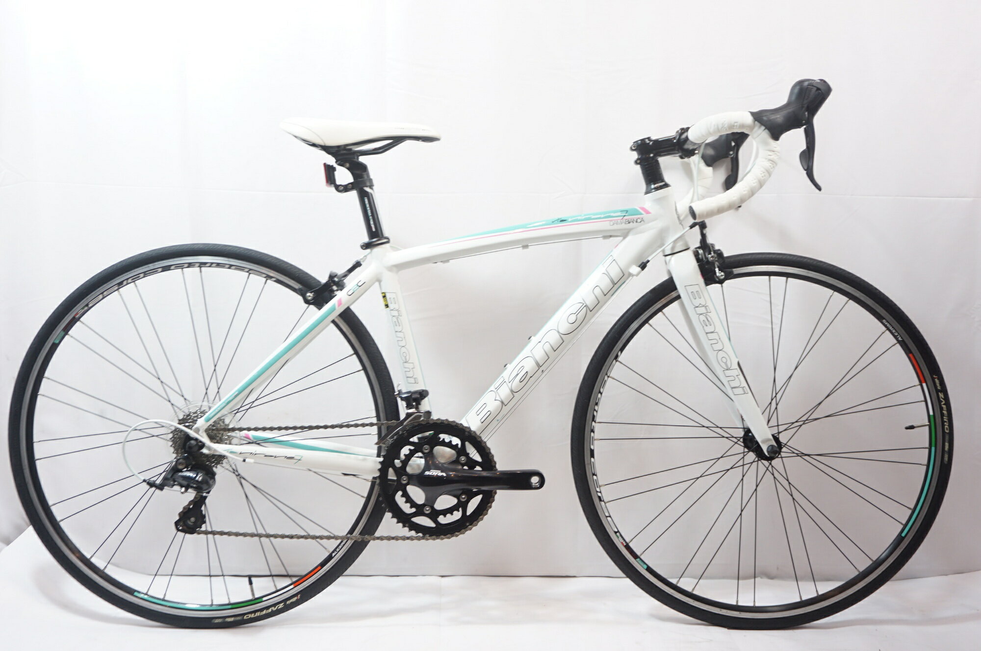 ■商品情報 メーカーサイズ:44 シートチューブ(C-T): 420mm トップチューブ(C-C):510mm(ホリゾンタル換算) 適応身長:155-165cm(目安) 重量:約9kg フレーム材質:アルミ フロントフォーク:カーボン シフ...