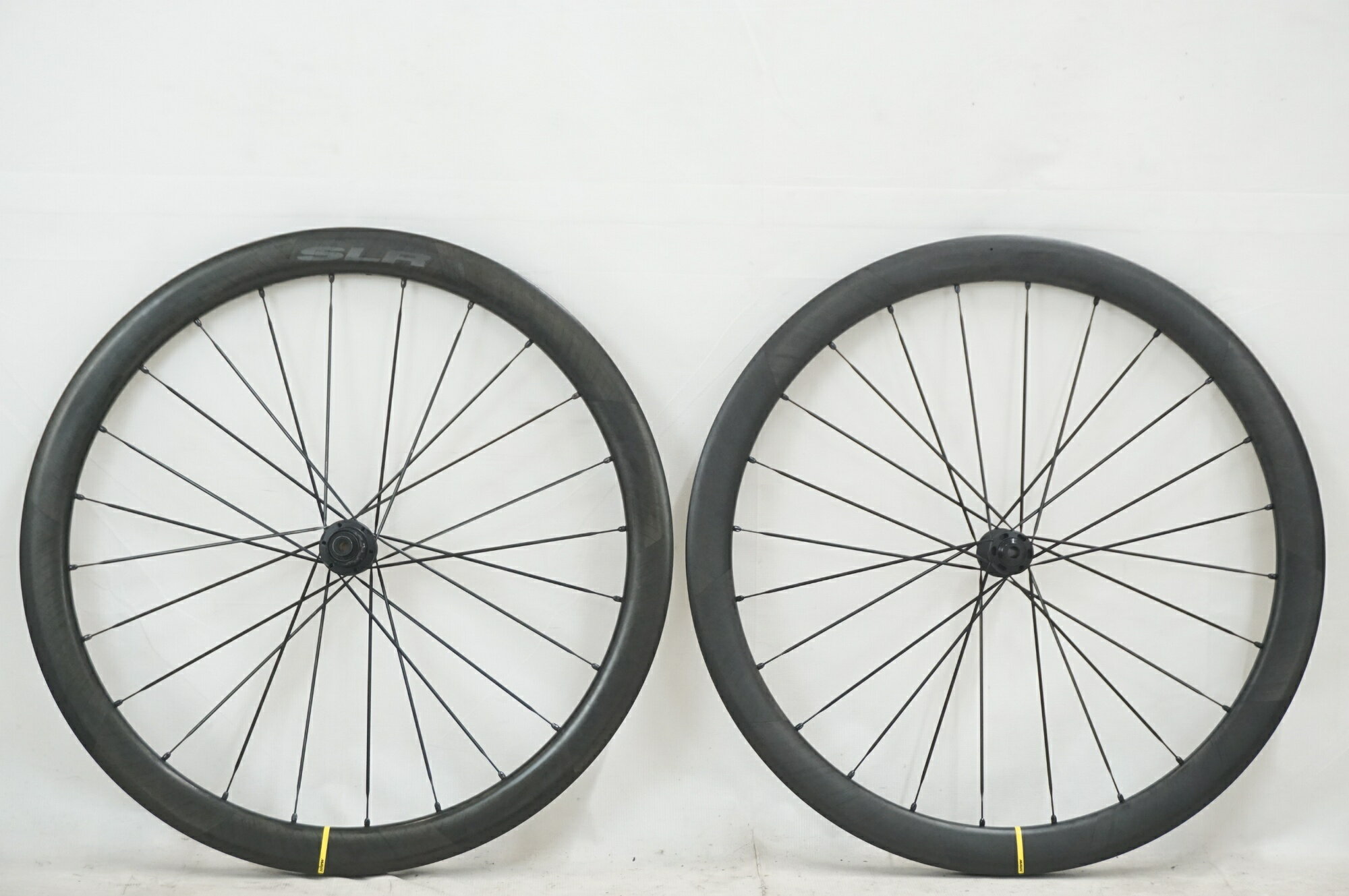 ■商品情報サイズ：700cx19cリム幅：28mm(外幅)リムタイプ：2WAYブレーキタイプ：ディスクブレーキ（センターロック）フリータイプ：SHIMANO/SRAM11s重量 F：約650g重量 R：約800gエンド幅 F：100×12mmエンド幅 R：142×12mmタイヤ F：なしタイヤ R：なしその他付属品：マニュアル他（掲載されている画像の物が全てになります）■状態・使用に伴う小傷、擦れ汚れ等がございますが比較的綺麗な状態です。・1mm程度の振れがございますが、走行に支障はない範囲と判断しております。・その他ハブの抵抗やカタつきはございません。 ■注意事項【在庫について】 在庫管理は細心の注意を払い行なっておりますが、システムの都合により在庫有と表記の商品につきましても、実在庫の反映との時間差により在庫が無い場合がございます。弊社はそれに伴う全てにおいて一切の責任は負いかねます事、何卒ご了承くださいませ。ご注文頂きました商品のご用意が出来かねました場合は、お電話とメールにてキャンセルご承諾お願いのご連絡をさせて頂きます。【掲載画像について】撮影方法やお客様の閲覧環境により、実際の商品とは違った色の見え方となる場合がございます。上記理由による返品、変更、キャンセルは一切お受け致しかねますまたシステム等の不備により、商品ページに別商品が含まれている、別カラー・仕様が掲載されている、商品情報に誤表記がある場合がございますご不明点がございましたら必ずご注文前にお問い合わせくださいませ。