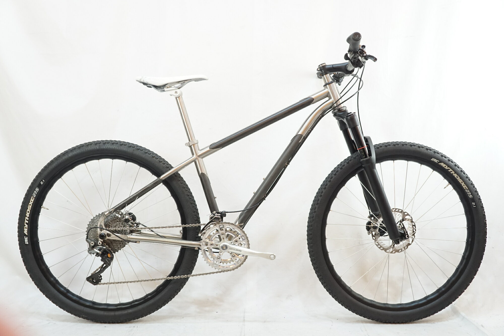 ■商品情報メーカーサイズ:不明シートチューブ(C-T): 400mmトップチューブ(C-C):570mm(ホリゾンタル換算)適応身長:165-170cm(目安)重量:約10.7kgフレーム材質:チタン/カーボンフロントフォーク:サスペンショ...