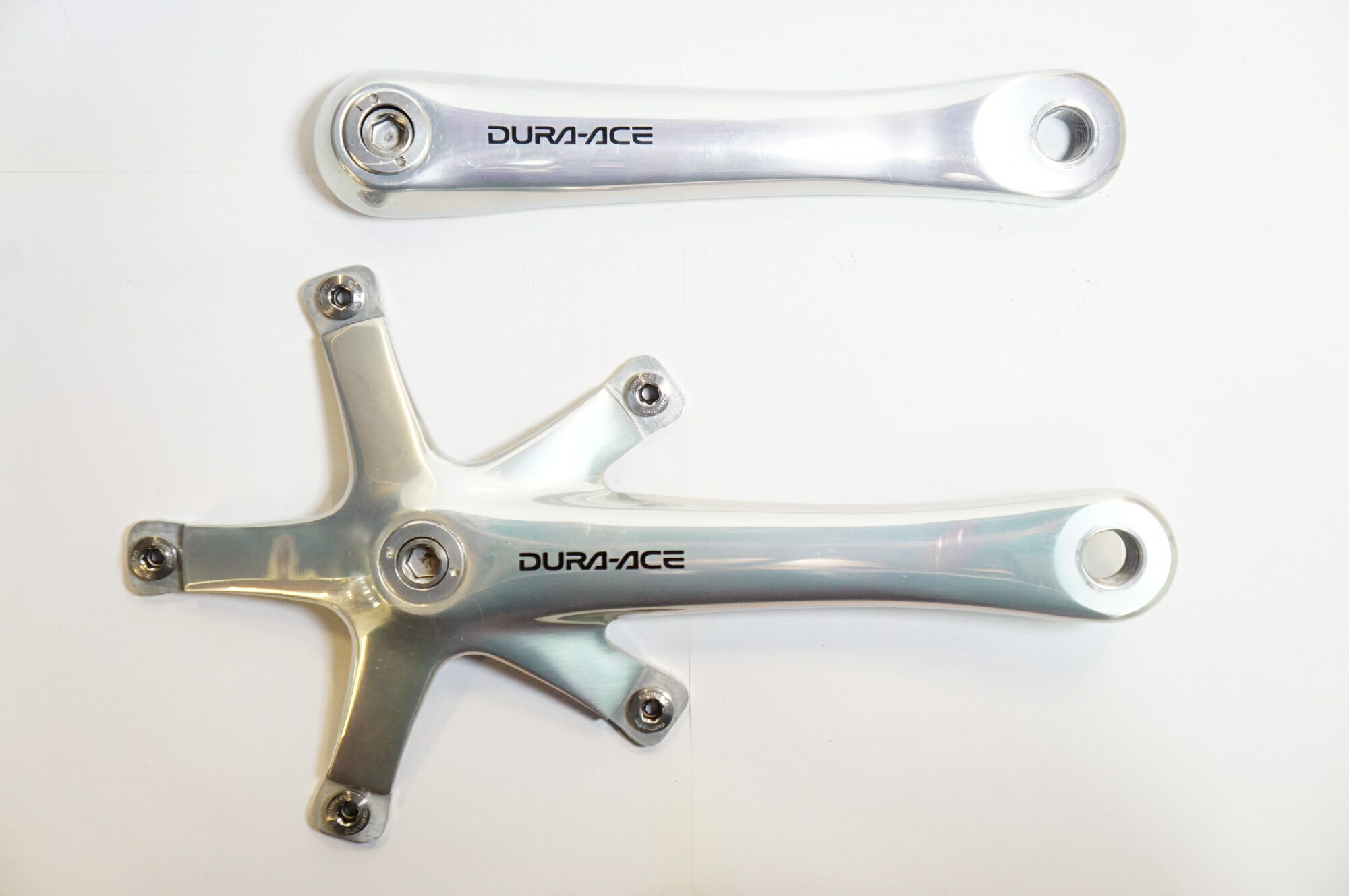 ■商品情報 ・PCD144 175mm オクタリンク ■状態 ・使用に伴う軽度の擦れや小傷が見られますが、大きなダメージは無く良好な状態です。 ■付属品 ・掲載しているものが全てになります。 ■注意事項【在庫について】 在庫管理は細心の注意を払い行なっておりますが、システムの都合により在庫有と表記の商品につきましても、実在庫の反映との時間差により在庫が無い場合がございます。弊社はそれに伴う全てにおいて一切の責任は負いかねます事、何卒ご了承くださいませ。ご注文頂きました商品のご用意が出来かねました場合は、お電話とメールにてキャンセルご承諾お願いのご連絡をさせて頂きます。【掲載画像について】撮影方法やお客様の閲覧環境により、実際の商品とは違った色の見え方となる場合がございます。上記理由による返品、変更、キャンセルは一切お受け致しかねますまたシステム等の不備により、商品ページに別商品が含まれている、別カラー・仕様が掲載されている、商品情報に誤表記がある場合がございますご不明点がございましたら必ずご注文前にお問い合わせくださいませ。