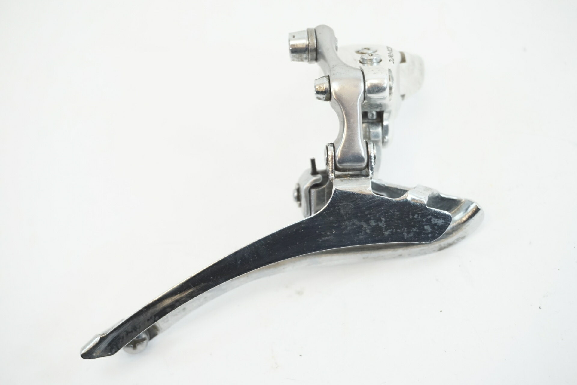 ■商品情報 ・FD ・フロントディレイラー ・Φ28.6 ・2×8用 ■状態 ・使用に伴う傷や汚れがございます。 ■付属品 ・なし ※画像に掲載している物で全てでございます。 ※掲載画像以外にもキズや汚れはございますが、写真の掲載可能枚数の都合上、目立つ箇所を優先的に抜粋しております。 ■注意事項【在庫について】 在庫管理は細心の注意を払い行なっておりますが、システムの都合により在庫有と表記の商品につきましても、実在庫の反映との時間差により在庫が無い場合がございます。弊社はそれに伴う全てにおいて一切の責任は負いかねます事、何卒ご了承くださいませ。ご注文頂きました商品のご用意が出来かねました場合は、お電話とメールにてキャンセルご承諾お願いのご連絡をさせて頂きます。【掲載画像について】撮影方法やお客様の閲覧環境により、実際の商品とは違った色の見え方となる場合がございます。上記理由による返品、変更、キャンセルは一切お受け致しかねますまたシステム等の不備により、商品ページに別商品が含まれている、別カラー・仕様が掲載されている、商品情報に誤表記がある場合がございますご不明点がございましたら必ずご注文前にお問い合わせくださいませ。