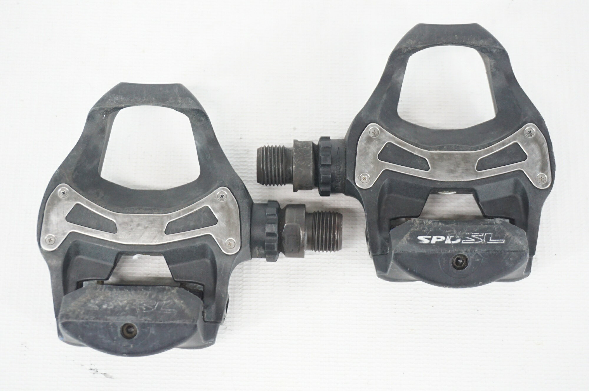 ■状態・使用による傷や汚れ等がございますが、大きなダメージ等はなく中古品としては比較的良好な状態です。■付属品※画像に掲載している物で全てでございます。※画像にないものは欠品となりますためご注意ください。※掲載画像以外にもキズや汚れはございますが、写真の掲載可能枚数の都合上、目立つ箇所を優先的に抜粋しております。 ■注意事項【在庫について】 在庫管理は細心の注意を払い行なっておりますが、システムの都合により在庫有と表記の商品につきましても、実在庫の反映との時間差により在庫が無い場合がございます。弊社はそれに伴う全てにおいて一切の責任は負いかねます事、何卒ご了承くださいませ。ご注文頂きました商品のご用意が出来かねました場合は、お電話とメールにてキャンセルご承諾お願いのご連絡をさせて頂きます。【掲載画像について】撮影方法やお客様の閲覧環境により、実際の商品とは違った色の見え方となる場合がございます。上記理由による返品、変更、キャンセルは一切お受け致しかねますまたシステム等の不備により、商品ページに別商品が含まれている、別カラー・仕様が掲載されている、商品情報に誤表記がある場合がございますご不明点がございましたら必ずご注文前にお問い合わせくださいませ。