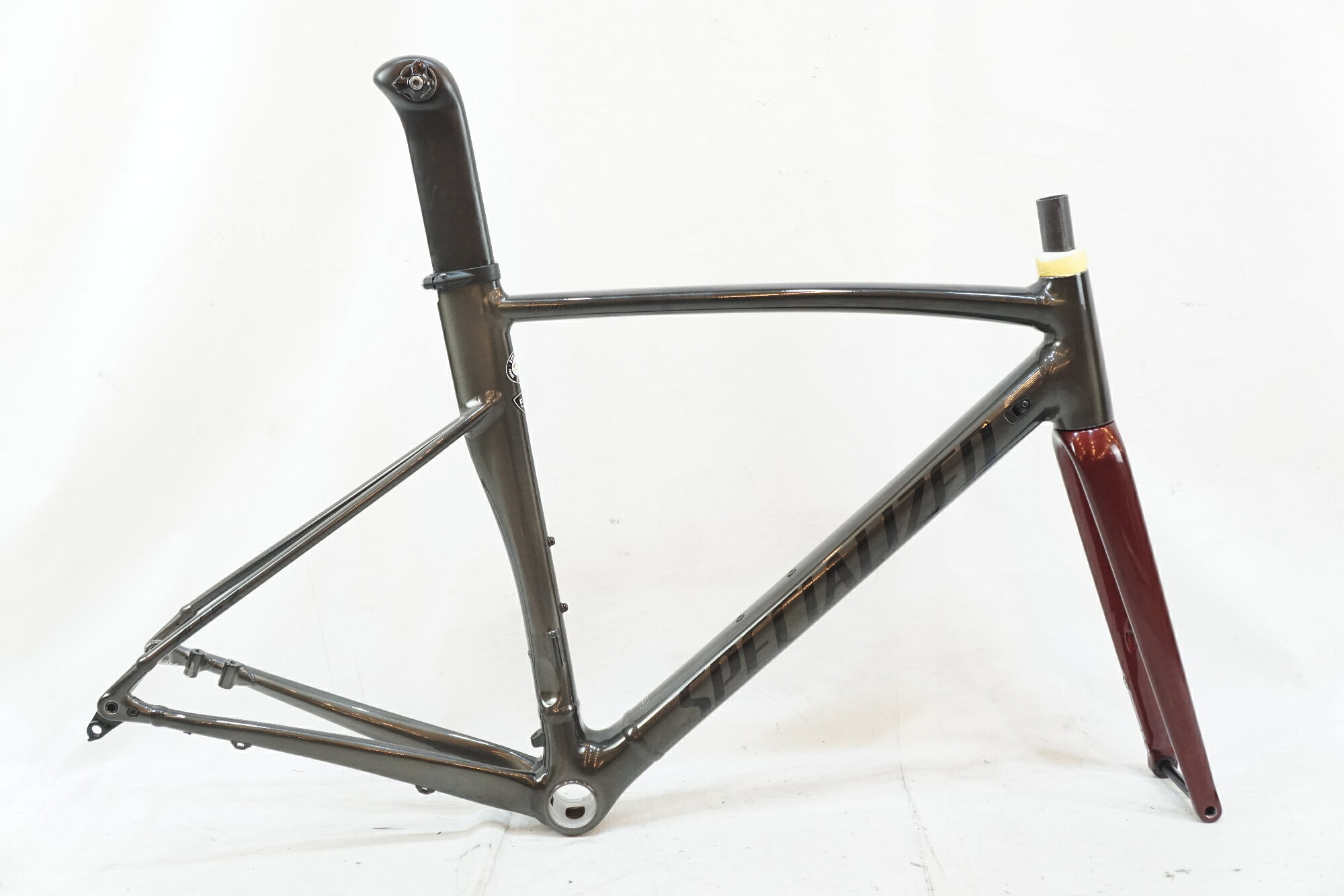 ■商品情報メーカーサイズ：54シートチューブ(C-T):500mm(実測)トップチューブ(C-C):538mm(ホリゾンタル換算 実測)適応身長:170-175cm(目安)重量：約2.4kgフレーム材質：アルミフロントフォーク：カーボンジャンル：ロードコラム長：約67mm(ヘッドチューブ上端～コラム上端)エンド幅 F：100mmエンド幅 R：142mm対応ブレーキ：ディスクブレーキホイールサイズ：700cBB規格：OSBBシートポスト径：専用シートポスト付属品：なし（画像に掲載している物で全てでございます。）■状態使用に伴うキズ、スレ、ヨゴレ等がございます。ヘッドパーツのコンプレッションリングとダストカバーが欠品しております。シートポストがカットされております。（レール～シートポスト下端約300mm ■注意事項【在庫について】 在庫管理は細心の注意を払い行なっておりますが、システムの都合により在庫有と表記の商品につきましても、実在庫の反映との時間差により在庫が無い場合がございます。弊社はそれに伴う全てにおいて一切の責任は負いかねます事、何卒ご了承くださいませ。ご注文頂きました商品のご用意が出来かねました場合は、お電話とメールにてキャンセルご承諾お願いのご連絡をさせて頂きます。【掲載画像について】撮影方法やお客様の閲覧環境により、実際の商品とは違った色の見え方となる場合がございます。上記理由による返品、変更、キャンセルは一切お受け致しかねますまたシステム等の不備により、商品ページに別商品が含まれている、別カラー・仕様が掲載されている、商品情報に誤表記がある場合がございますご不明点がございましたら必ずご注文前にお問い合わせくださいませ。