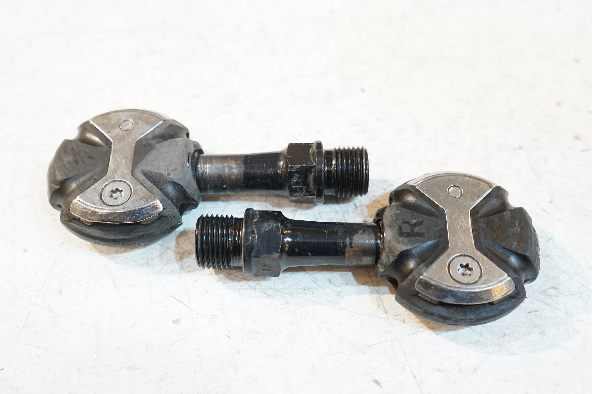 ■状態・使用に伴う小キズ、ヨゴレ等がございます。【付属品】※画像に掲載している物で全てでございます。※商品の一部でも画像に無いものは欠品となり、返品返金は致しかねます為ご注意ください。　 ■注意事項【在庫について】 在庫管理は細心の注意を払い行なっておりますが、システムの都合により在庫有と表記の商品につきましても、実在庫の反映との時間差により在庫が無い場合がございます。弊社はそれに伴う全てにおいて一切の責任は負いかねます事、何卒ご了承くださいませ。ご注文頂きました商品のご用意が出来かねました場合は、お電話とメールにてキャンセルご承諾お願いのご連絡をさせて頂きます。【掲載画像について】撮影方法やお客様の閲覧環境により、実際の商品とは違った色の見え方となる場合がございます。上記理由による返品、変更、キャンセルは一切お受け致しかねますまたシステム等の不備により、商品ページに別商品が含まれている、別カラー・仕様が掲載されている、商品情報に誤表記がある場合がございますご不明点がございましたら必ずご注文前にお問い合わせくださいませ。