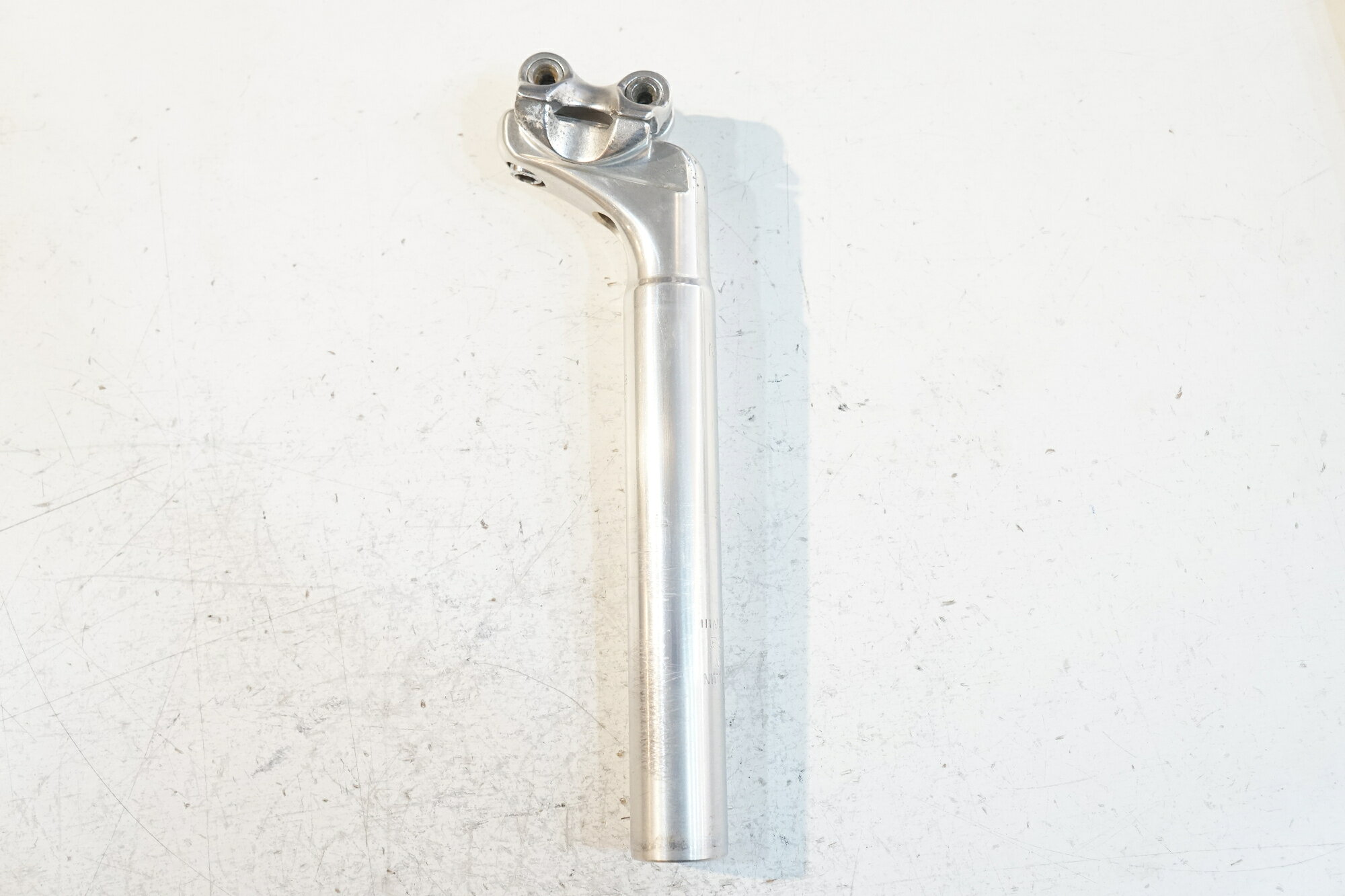 ■詳細・シートポスト長：210mm・クランプ径：27.2mm・レール対応ブランド：KASHIMA・規格：NJS■状態・使用に伴うキズ、ヨゴレ等がございます。【付属品】※画像に掲載している物で全てでございます。※商品の一部でも画像に無いものは欠品となり、返品返金は致しかねます為ご注意ください。　 ■注意事項【在庫について】 在庫管理は細心の注意を払い行なっておりますが、システムの都合により在庫有と表記の商品につきましても、実在庫の反映との時間差により在庫が無い場合がございます。弊社はそれに伴う全てにおいて一切の責任は負いかねます事、何卒ご了承くださいませ。ご注文頂きました商品のご用意が出来かねました場合は、お電話とメールにてキャンセルご承諾お願いのご連絡をさせて頂きます。【掲載画像について】撮影方法やお客様の閲覧環境により、実際の商品とは違った色の見え方となる場合がございます。上記理由による返品、変更、キャンセルは一切お受け致しかねますまたシステム等の不備により、商品ページに別商品が含まれている、別カラー・仕様が掲載されている、商品情報に誤表記がある場合がございますご不明点がございましたら必ずご注文前にお問い合わせくださいませ。