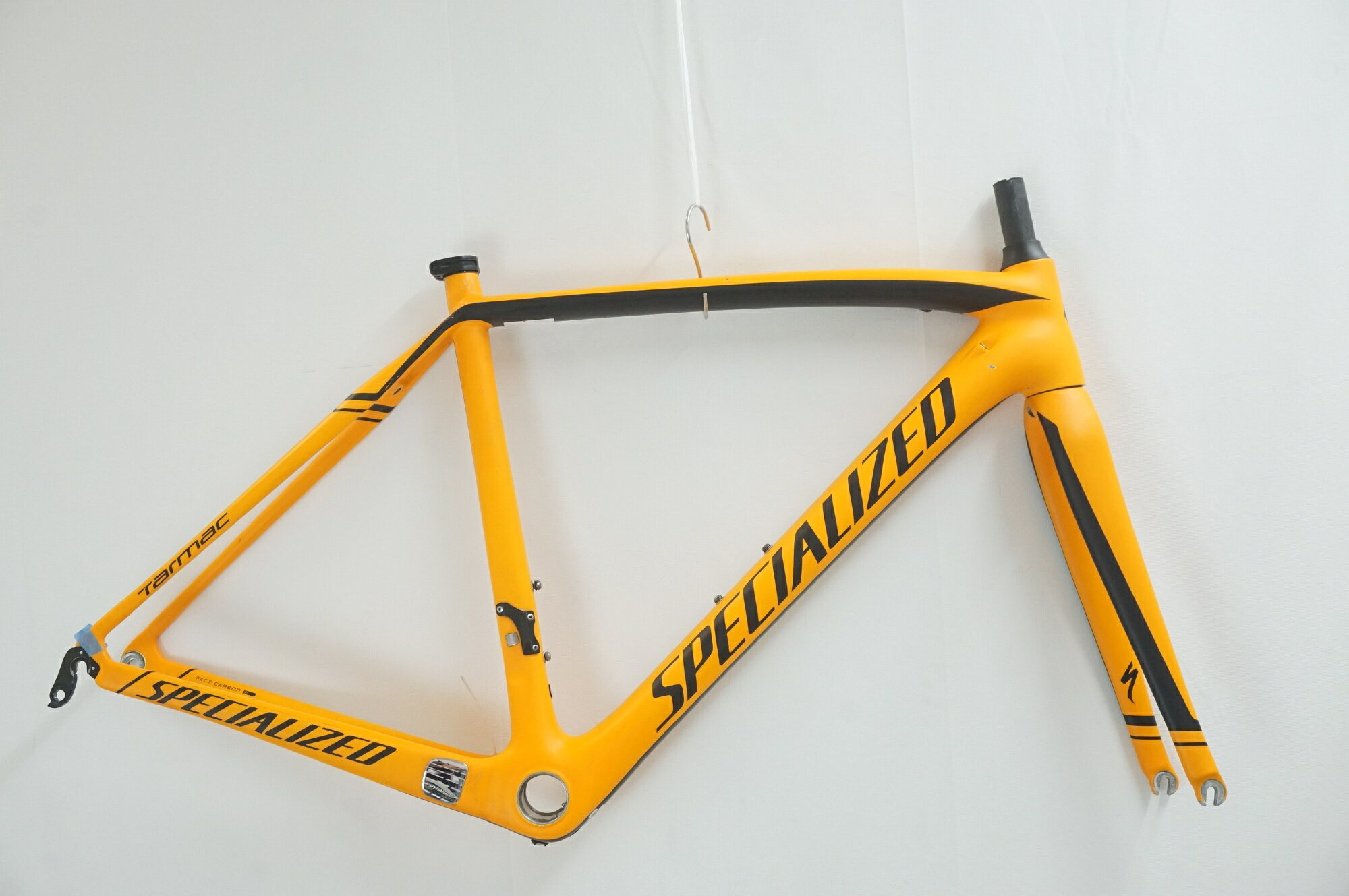 ■商品情報 メーカーサイズ：52 トップチューブ(C-C):約530mm（ホリゾンタル実測） シートチューブ(C-T):約490mm（実測） 適応身長:165-175cm（目安） 重量：約1750g フレーム材質：カーボン フロントフォーク：カーボン ジャンル：ロードバイク ヘッドチューブ長：約120mm エンド幅 F：100mm エンド幅 R：130mm 対応ブレーキ：キャリパーブレーキ ホイールサイズ：700c BB規格：OSBB シートポスト径：27.2mm 付属品：なし（掲載されている画像の物が全てになります） ■状態 ・使用に伴うキズや汚れ、サビがございます。 ・ヘッドパーツは付属いたしません、コラムにヘッドパーツの一部が固着しております。 ・ライナー管がございますが、組み付けの際は使えない可能性がございますのでご注意ください。 ・組み付けによる動作確認は行っておりません。 ■注意事項【在庫について】 在庫管理は細心の注意を払い行なっておりますが、システムの都合により在庫有と表記の商品につきましても、実在庫の反映との時間差により在庫が無い場合がございます。弊社はそれに伴う全てにおいて一切の責任は負いかねます事、何卒ご了承くださいませ。ご注文頂きました商品のご用意が出来かねました場合は、お電話とメールにてキャンセルご承諾お願いのご連絡をさせて頂きます。【掲載画像について】撮影方法やお客様の閲覧環境により、実際の商品とは違った色の見え方となる場合がございます。上記理由による返品、変更、キャンセルは一切お受け致しかねますまたシステム等の不備により、商品ページに別商品が含まれている、別カラー・仕様が掲載されている、商品情報に誤表記がある場合がございますご不明点がございましたら必ずご注文前にお問い合わせくださいませ。