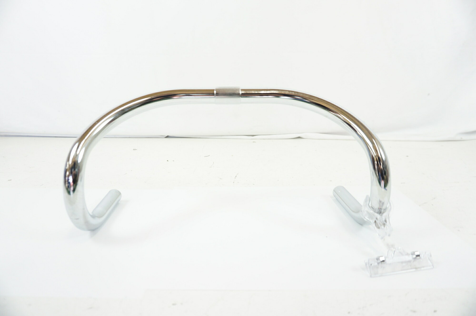 ■商品情報 ・380mm φ25.4 ・鉄 ■状態 ・使用に伴う小傷、汚れ等がございますが、中古品として比較的良好な状態です。 ・左右ドロップ中央部にラインが引いてあります。 ■付属品 ・掲載しているものが全てになります。 ■注意事項【在庫について】 在庫管理は細心の注意を払い行なっておりますが、システムの都合により在庫有と表記の商品につきましても、実在庫の反映との時間差により在庫が無い場合がございます。弊社はそれに伴う全てにおいて一切の責任は負いかねます事、何卒ご了承くださいませ。ご注文頂きました商品のご用意が出来かねました場合は、お電話とメールにてキャンセルご承諾お願いのご連絡をさせて頂きます。【掲載画像について】撮影方法やお客様の閲覧環境により、実際の商品とは違った色の見え方となる場合がございます。上記理由による返品、変更、キャンセルは一切お受け致しかねますまたシステム等の不備により、商品ページに別商品が含まれている、別カラー・仕様が掲載されている、商品情報に誤表記がある場合がございますご不明点がございましたら必ずご注文前にお問い合わせくださいませ。