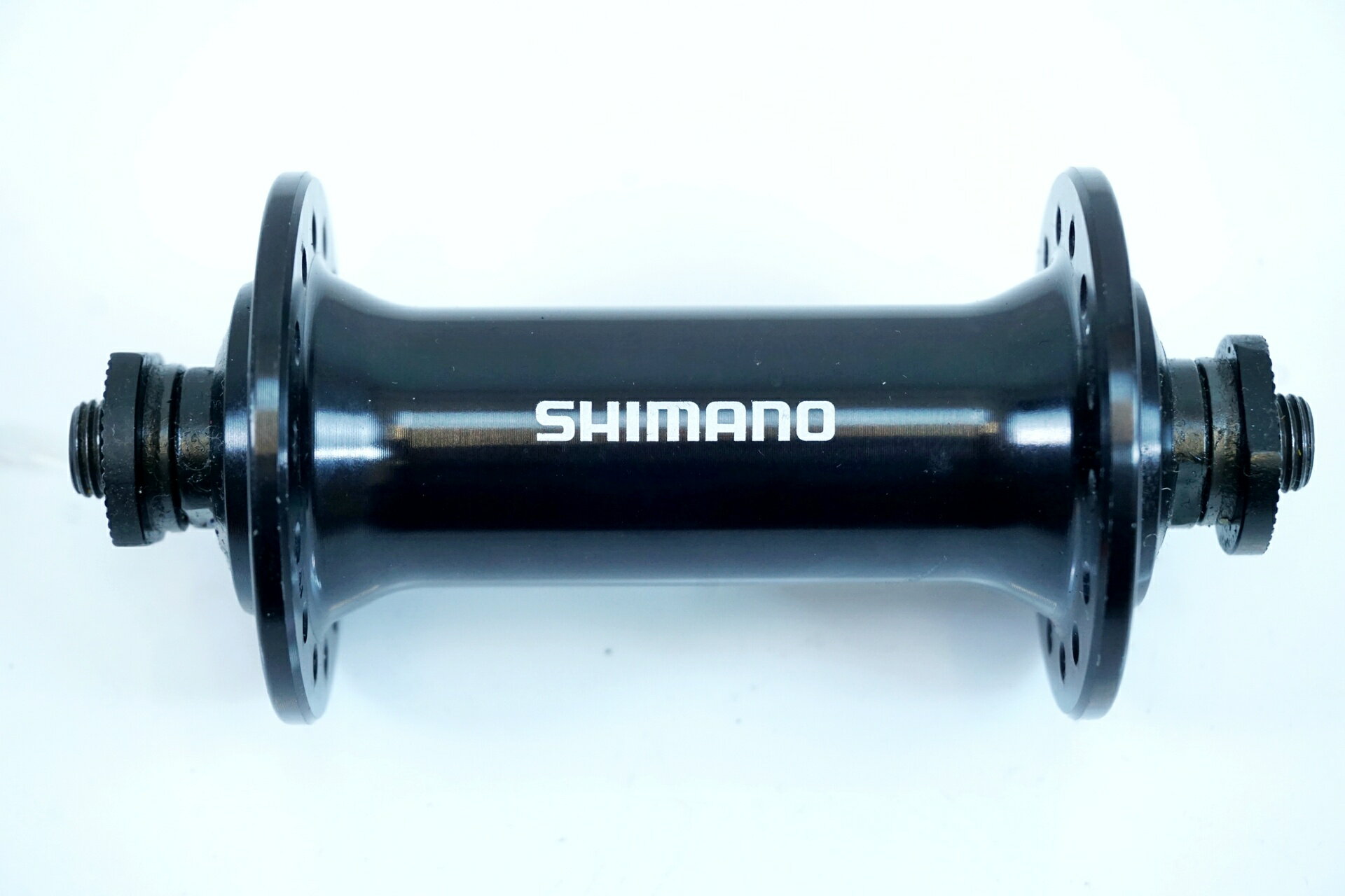 ■商品情報 ・SHIMANO HB-RS300 ・フロントハブ ・ホール数：28H ・寸法：100mm ■状態 ・使用に伴う傷や汚れがございます。 ・ガタツキやゴリカンはございません。 ・ハブのみ、クイックリリースレバーは付属いたしません。 ■付属品 ※画像に掲載している物で全てでございます。 ※画像にないものは欠品となりますためご注意ください。 ※掲載画像以外にもキズや汚れはございますが、写真の掲載可能枚数の都合上、目立つ箇所を優先的に抜粋しております。 ■注意事項【在庫について】 在庫管理は細心の注意を払い行なっておりますが、システムの都合により在庫有と表記の商品につきましても、実在庫の反映との時間差により在庫が無い場合がございます。弊社はそれに伴う全てにおいて一切の責任は負いかねます事、何卒ご了承くださいませ。ご注文頂きました商品のご用意が出来かねました場合は、お電話とメールにてキャンセルご承諾お願いのご連絡をさせて頂きます。【掲載画像について】撮影方法やお客様の閲覧環境により、実際の商品とは違った色の見え方となる場合がございます。上記理由による返品、変更、キャンセルは一切お受け致しかねますまたシステム等の不備により、商品ページに別商品が含まれている、別カラー・仕様が掲載されている、商品情報に誤表記がある場合がございますご不明点がございましたら必ずご注文前にお問い合わせくださいませ。