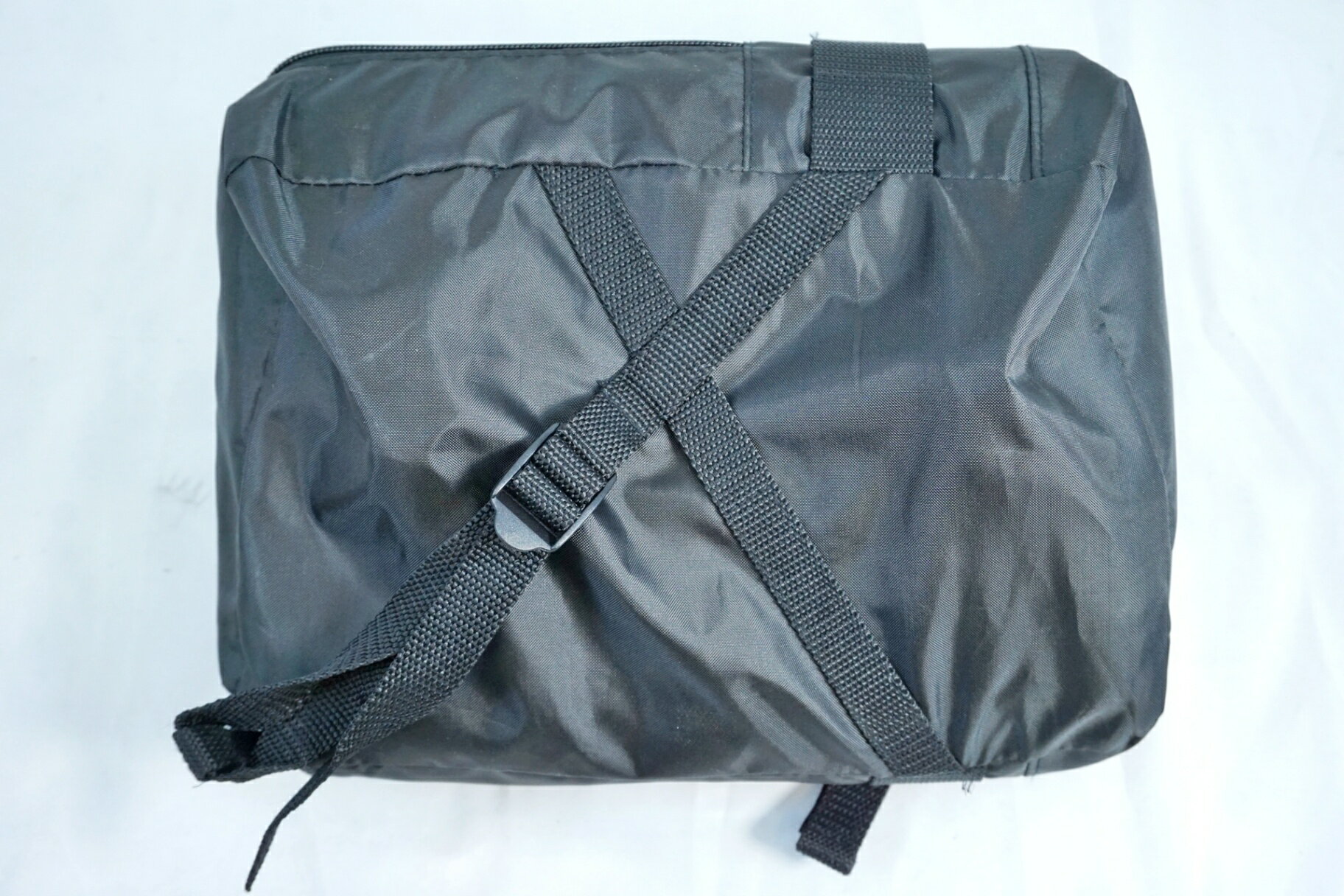 ■商品情報 ・ 輪行バッグ ・BROMPTON用 ・収納サイズ：W220×H280×D170(mm) ・使用サイズ：W630×H610×D260(mm) ■状態 ・使用に伴う傷や汚れがございますが、比較的良好な状態です。 ■付属品 ※画像に掲載している物で全てでございます。 ※掲載画像以外にもキズや汚れはございますが、写真の掲載可能枚数の都合上、目立つ箇所を優先的に抜粋しております。 ■注意事項【在庫について】 在庫管理は細心の注意を払い行なっておりますが、システムの都合により在庫有と表記の商品につきましても、実在庫の反映との時間差により在庫が無い場合がございます。弊社はそれに伴う全てにおいて一切の責任は負いかねます事、何卒ご了承くださいませ。ご注文頂きました商品のご用意が出来かねました場合は、お電話とメールにてキャンセルご承諾お願いのご連絡をさせて頂きます。【掲載画像について】撮影方法やお客様の閲覧環境により、実際の商品とは違った色の見え方となる場合がございます。上記理由による返品、変更、キャンセルは一切お受け致しかねますまたシステム等の不備により、商品ページに別商品が含まれている、別カラー・仕様が掲載されている、商品情報に誤表記がある場合がございますご不明点がございましたら必ずご注文前にお問い合わせくださいませ。