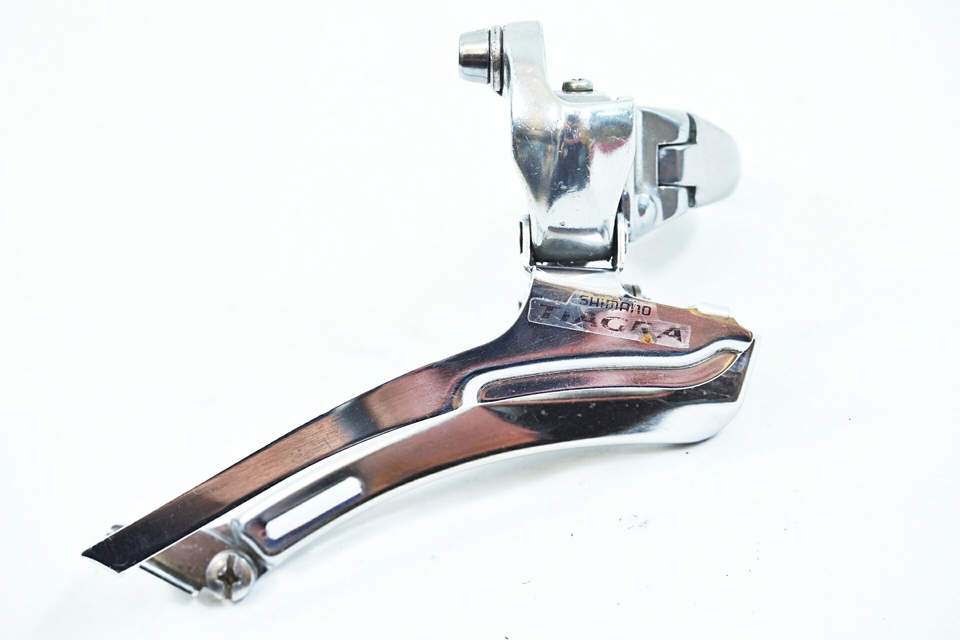 ■商品情報 ・SHIMANO TIAGRA FD-4500 ・フロントディレイラー ・バンドタイプ：Φ31.8 ・変則段数：2×9s用 ■状態 ・使用に伴う傷、錆や汚れがございます。 ・バンドに腐食が見受けられますが、ご使用には問題ございません。 ・ボルトの欠品はございません。 ■付属品 ・なし ※画像に掲載している物で全てでございます。 ※掲載画像以外にもキズや汚れはございますが、写真の掲載可能枚数の都合上、目立つ箇所を優先的に抜粋しております。 ■注意事項【在庫について】 在庫管理は細心の注意を払い行なっておりますが、システムの都合により在庫有と表記の商品につきましても、実在庫の反映との時間差により在庫が無い場合がございます。弊社はそれに伴う全てにおいて一切の責任は負いかねます事、何卒ご了承くださいませ。ご注文頂きました商品のご用意が出来かねました場合は、お電話とメールにてキャンセルご承諾お願いのご連絡をさせて頂きます。【掲載画像について】撮影方法やお客様の閲覧環境により、実際の商品とは違った色の見え方となる場合がございます。上記理由による返品、変更、キャンセルは一切お受け致しかねますまたシステム等の不備により、商品ページに別商品が含まれている、別カラー・仕様が掲載されている、商品情報に誤表記がある場合がございますご不明点がございましたら必ずご注文前にお問い合わせくださいませ。