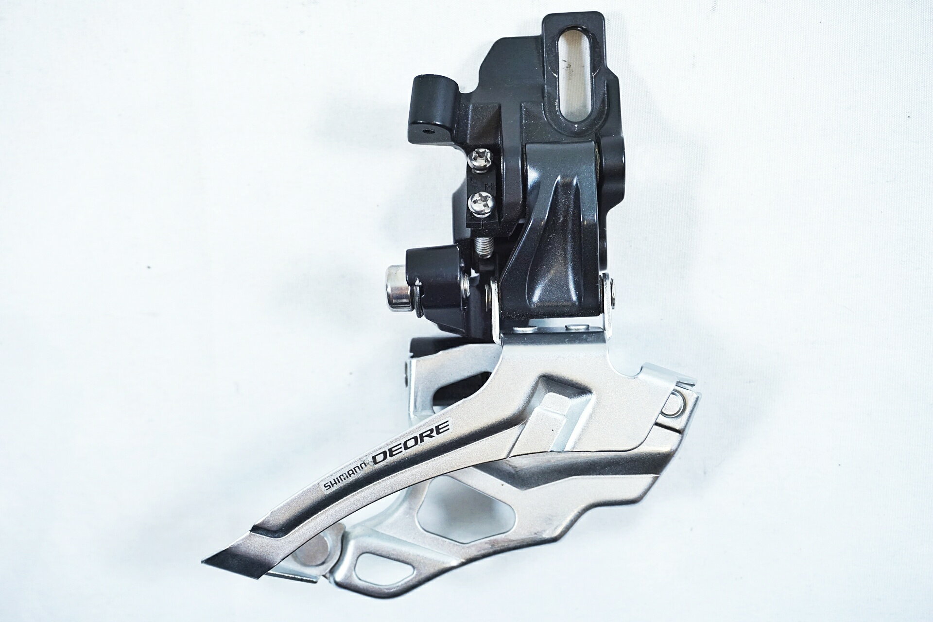 ■商品情報 ・SHIMANO DEORE FD-M616 ・フロントディレイラー ・MTB用 ・直付けダイレクトタイプ ・変則段数：2×10S用 ■状態 ・使用感なく良好な状態です。 ・取付痕が見受けられます。 ■付属品 ・なし ※画像に掲載している物で全てでございます。 ※掲載画像以外にもキズや汚れはございますが、写真の掲載可能枚数の都合上、目立つ箇所を優先的に抜粋しております。 ■注意事項【在庫について】 在庫管理は細心の注意を払い行なっておりますが、システムの都合により在庫有と表記の商品につきましても、実在庫の反映との時間差により在庫が無い場合がございます。弊社はそれに伴う全てにおいて一切の責任は負いかねます事、何卒ご了承くださいませ。ご注文頂きました商品のご用意が出来かねました場合は、お電話とメールにてキャンセルご承諾お願いのご連絡をさせて頂きます。【掲載画像について】撮影方法やお客様の閲覧環境により、実際の商品とは違った色の見え方となる場合がございます。上記理由による返品、変更、キャンセルは一切お受け致しかねますまたシステム等の不備により、商品ページに別商品が含まれている、別カラー・仕様が掲載されている、商品情報に誤表記がある場合がございますご不明点がございましたら必ずご注文前にお問い合わせくださいませ。