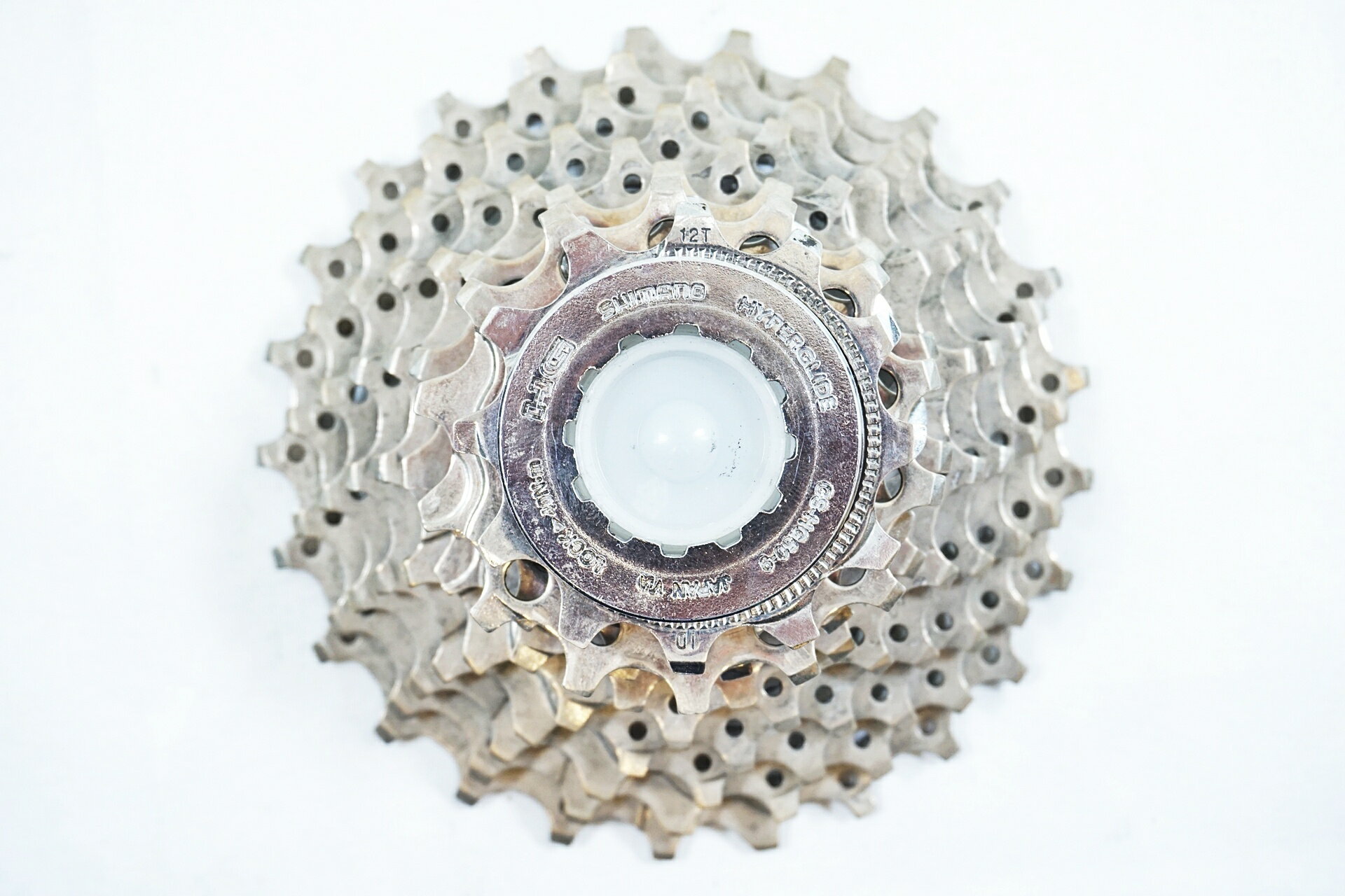 ■商品情報 ・SHIMANO ・CS-HG50-9 ・12-25T ・9S用 ・重量：235g（実測値） ■状態 ・使用に伴う傷や汚れがございますが、使用には問題ございません。 ・スペーサーの欠品はございません。 ■付属品 ・なし ※画像に掲載している物で全てでございます。 ※掲載画像以外にもキズや汚れはございますが、写真の掲載可能枚数の都合上、目立つ箇所を優先的に抜粋しております。 ■注意事項【在庫について】 在庫管理は細心の注意を払い行なっておりますが、システムの都合により在庫有と表記の商品につきましても、実在庫の反映との時間差により在庫が無い場合がございます。弊社はそれに伴う全てにおいて一切の責任は負いかねます事、何卒ご了承くださいませ。ご注文頂きました商品のご用意が出来かねました場合は、お電話とメールにてキャンセルご承諾お願いのご連絡をさせて頂きます。【掲載画像について】撮影方法やお客様の閲覧環境により、実際の商品とは違った色の見え方となる場合がございます。上記理由による返品、変更、キャンセルは一切お受け致しかねますまたシステム等の不備により、商品ページに別商品が含まれている、別カラー・仕様が掲載されている、商品情報に誤表記がある場合がございますご不明点がございましたら必ずご注文前にお問い合わせくださいませ。
