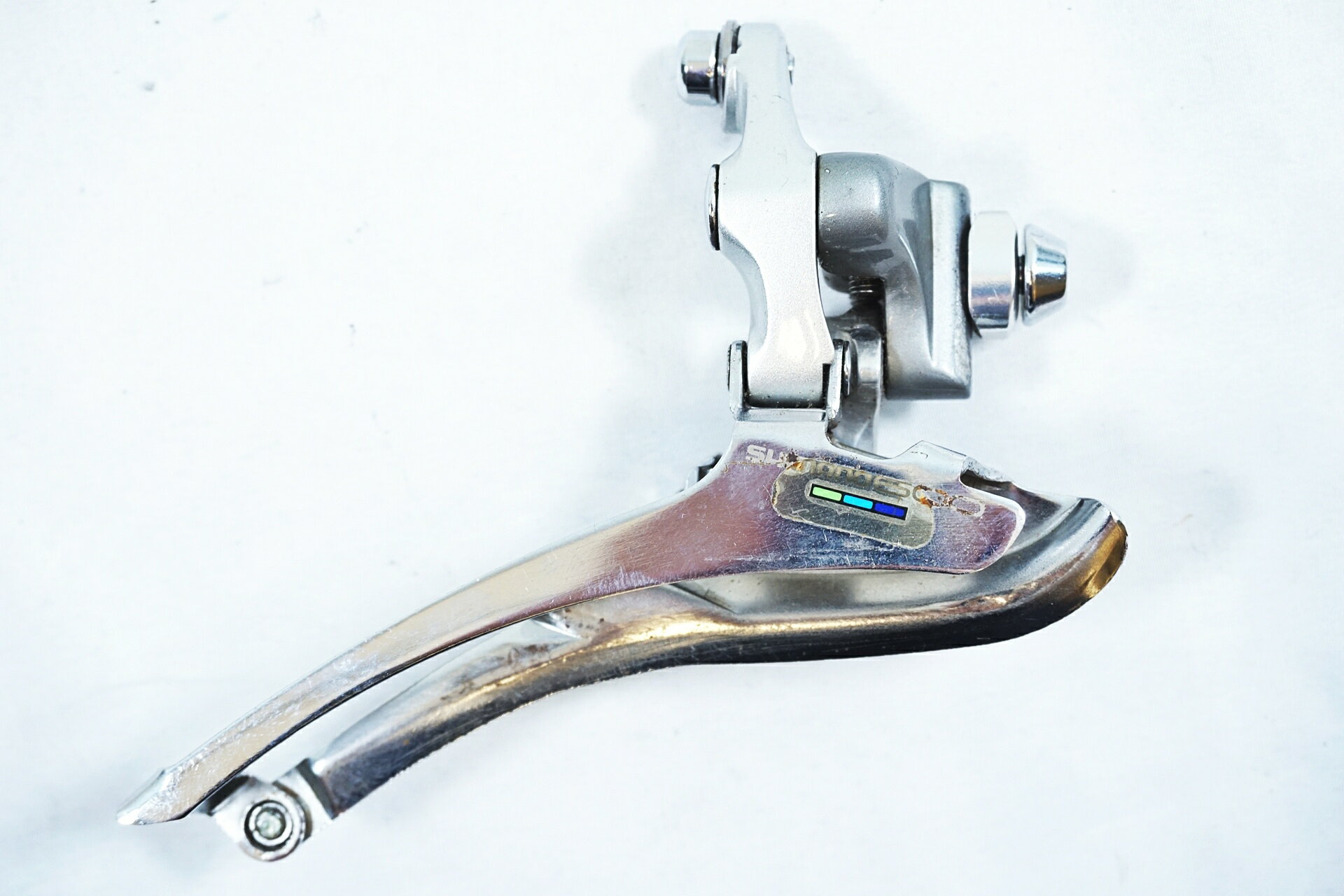 ■商品情報 ・SHIMANO 600 FD-6401 ・フロントディレイラー ・変則段数：2×7.8S用 ・直付けタイプ ■状態 ・使用に伴う傷や汚れがございますが、比較的良好な状態です。 ・ボルトの欠品はなく、問題なくご使用いただけます。 ■付属品 ・なし ※画像に掲載している物で全てでございます。 ※掲載画像以外にもキズや汚れはございますが、写真の掲載可能枚数の都合上、目立つ箇所を優先的に抜粋しております。 ■注意事項【在庫について】 在庫管理は細心の注意を払い行なっておりますが、システムの都合により在庫有と表記の商品につきましても、実在庫の反映との時間差により在庫が無い場合がございます。弊社はそれに伴う全てにおいて一切の責任は負いかねます事、何卒ご了承くださいませ。ご注文頂きました商品のご用意が出来かねました場合は、お電話とメールにてキャンセルご承諾お願いのご連絡をさせて頂きます。【掲載画像について】撮影方法やお客様の閲覧環境により、実際の商品とは違った色の見え方となる場合がございます。上記理由による返品、変更、キャンセルは一切お受け致しかねますまたシステム等の不備により、商品ページに別商品が含まれている、別カラー・仕様が掲載されている、商品情報に誤表記がある場合がございますご不明点がございましたら必ずご注文前にお問い合わせくださいませ。