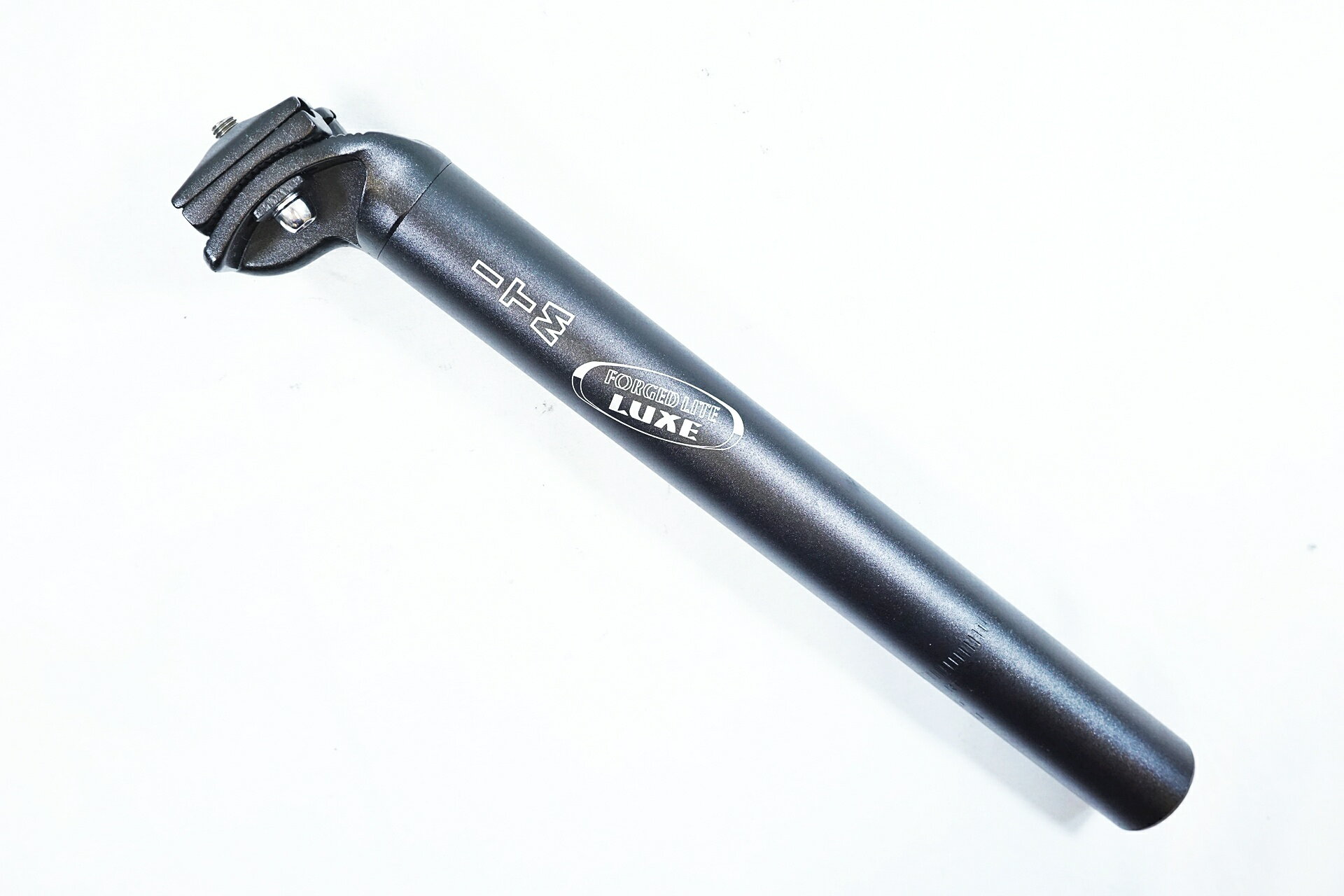 ■商品情報 ・ITM FORGED LITE LUXE ・シートポスト ・径：31.6mm ・シートポスト長：300mm（ヤグラ中心から末端まで） ・インサート位置：80mm（末端からインサートまで） ■状態 ・使用に伴う傷や汚れはなく中古品としては良好な状態です。 ・取付痕や固着はございません。 ■付属品 ・なし ※画像に掲載している物で全てでございます。 ※掲載画像以外にもキズや汚れはございますが、写真の掲載可能枚数の都合上、目立つ箇所を優先的に抜粋しております。 ■注意事項【在庫について】 在庫管理は細心の注意を払い行なっておりますが、システムの都合により在庫有と表記の商品につきましても、実在庫の反映との時間差により在庫が無い場合がございます。弊社はそれに伴う全てにおいて一切の責任は負いかねます事、何卒ご了承くださいませ。ご注文頂きました商品のご用意が出来かねました場合は、お電話とメールにてキャンセルご承諾お願いのご連絡をさせて頂きます。【掲載画像について】撮影方法やお客様の閲覧環境により、実際の商品とは違った色の見え方となる場合がございます。上記理由による返品、変更、キャンセルは一切お受け致しかねますまたシステム等の不備により、商品ページに別商品が含まれている、別カラー・仕様が掲載されている、商品情報に誤表記がある場合がございますご不明点がございましたら必ずご注文前にお問い合わせくださいませ。