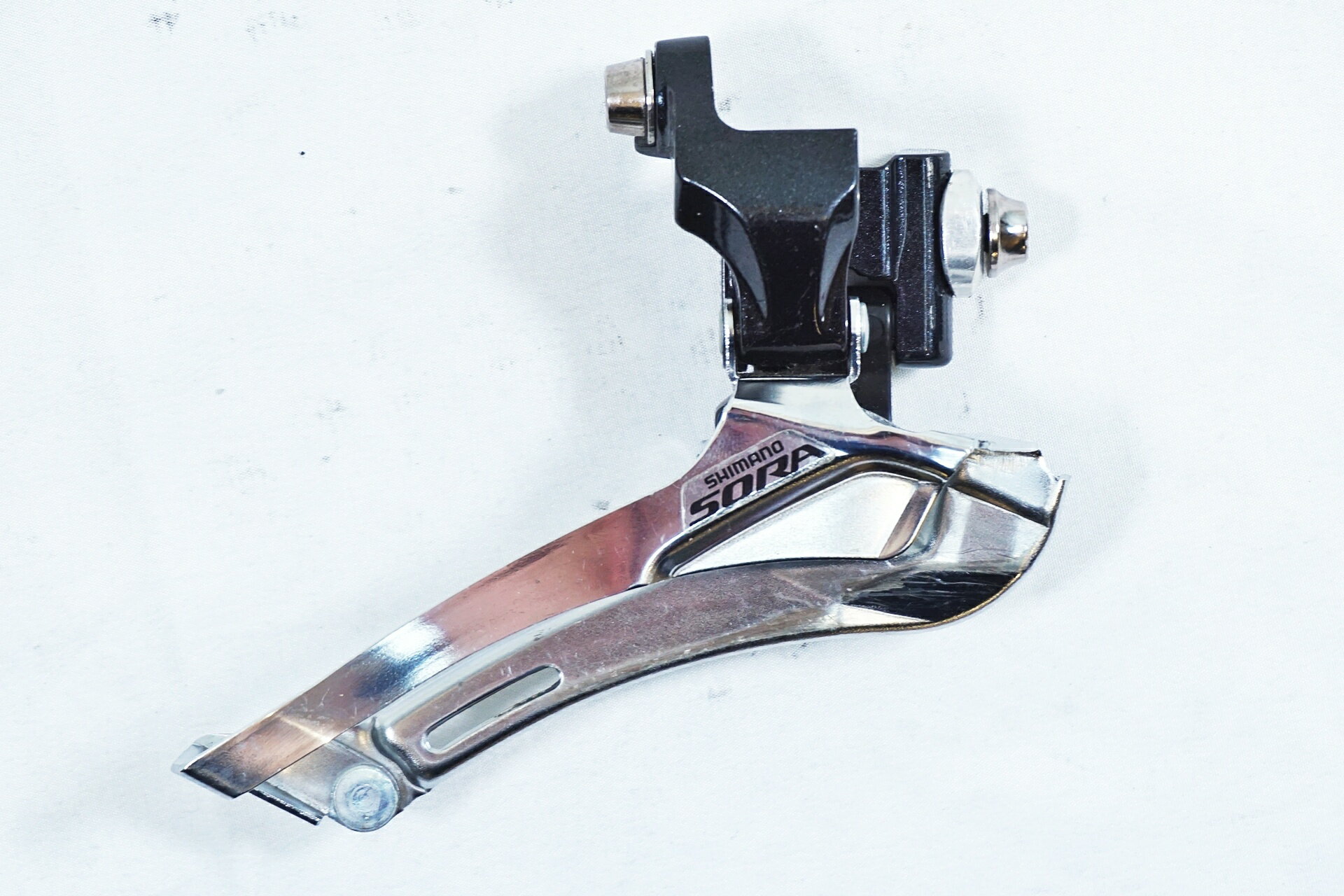 ■商品情報 ・SHIMANO SORA FD-3500 ・フロントディレイラー ・直付けタイプ ・変則段数：2×9S用 ■状態 ・動作確認済みです。 ・使用に伴う傷や汚れがございますが、中古品としては良好な状態です。 ・ボルトの欠品はなくご使用には問題ございません。 ■付属品 ・なし ※画像に掲載している物で全てでございます。 ※掲載画像以外にもキズや汚れはございますが、写真の掲載可能枚数の都合上、目立つ箇所を優先的に抜粋しております。 ■注意事項【在庫について】 在庫管理は細心の注意を払い行なっておりますが、システムの都合により在庫有と表記の商品につきましても、実在庫の反映との時間差により在庫が無い場合がございます。弊社はそれに伴う全てにおいて一切の責任は負いかねます事、何卒ご了承くださいませ。ご注文頂きました商品のご用意が出来かねました場合は、お電話とメールにてキャンセルご承諾お願いのご連絡をさせて頂きます。【掲載画像について】撮影方法やお客様の閲覧環境により、実際の商品とは違った色の見え方となる場合がございます。上記理由による返品、変更、キャンセルは一切お受け致しかねますまたシステム等の不備により、商品ページに別商品が含まれている、別カラー・仕様が掲載されている、商品情報に誤表記がある場合がございますご不明点がございましたら必ずご注文前にお問い合わせくださいませ。