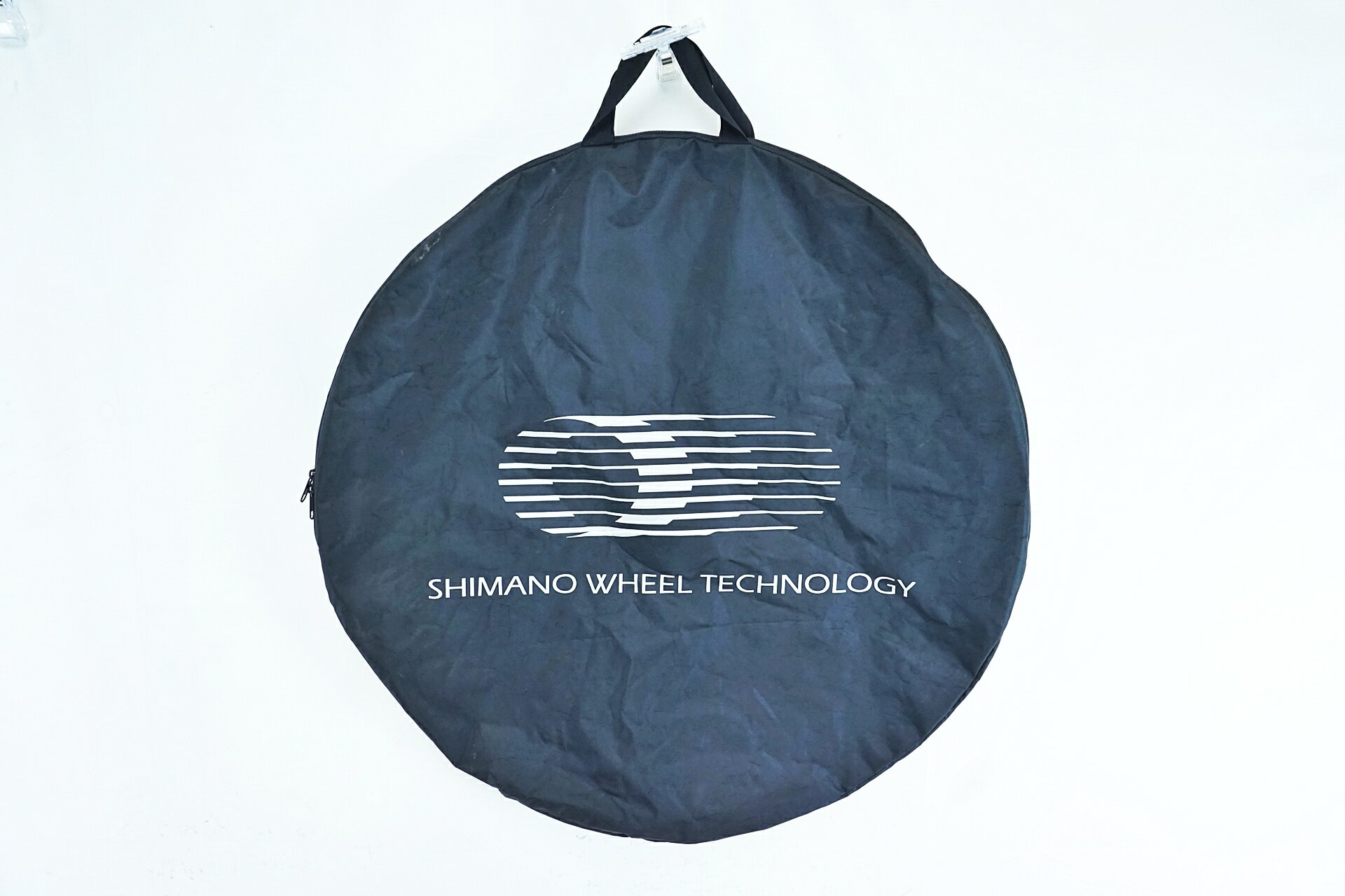 ■商品情報 ・SHIMANO ・ホイールバッグ ・1枚（1ホイール用） ■状態 ・使用に伴う傷や汚れがございますが、問題なくご使用いただけます。 ■付属品 ・なし ※画像に掲載している物で全てでございます。 ※掲載画像以外にもキズや汚れはございますが、写真の掲載可能枚数の都合上、目立つ箇所を優先的に抜粋しております。 ■注意事項【在庫について】 在庫管理は細心の注意を払い行なっておりますが、システムの都合により在庫有と表記の商品につきましても、実在庫の反映との時間差により在庫が無い場合がございます。弊社はそれに伴う全てにおいて一切の責任は負いかねます事、何卒ご了承くださいませ。ご注文頂きました商品のご用意が出来かねました場合は、お電話とメールにてキャンセルご承諾お願いのご連絡をさせて頂きます。【掲載画像について】撮影方法やお客様の閲覧環境により、実際の商品とは違った色の見え方となる場合がございます。上記理由による返品、変更、キャンセルは一切お受け致しかねますまたシステム等の不備により、商品ページに別商品が含まれている、別カラー・仕様が掲載されている、商品情報に誤表記がある場合がございますご不明点がございましたら必ずご注文前にお問い合わせくださいませ。