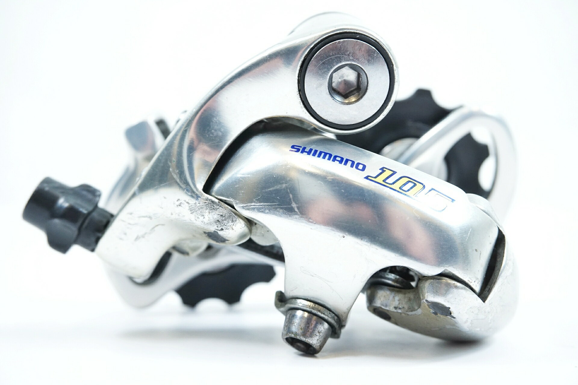 ■商品情報 ・SHIMANO 105 RD-5500 ・リアディレイラー ・変則段数：9S用 ■状態 ・使用に伴う傷や汚れがございます。 ・塗装荒れがございます。（14枚目をご参照ください。） ・動作確認済みですので、問題なくご使用いただけます。 ■付属品 ・なし ※画像に掲載している物で全てでございます。 ※掲載画像以外にもキズや汚れはございますが、写真の掲載可能枚数の都合上、目立つ箇所を優先的に抜粋しております。 ■注意事項【在庫について】 在庫管理は細心の注意を払い行なっておりますが、システムの都合により在庫有と表記の商品につきましても、実在庫の反映との時間差により在庫が無い場合がございます。弊社はそれに伴う全てにおいて一切の責任は負いかねます事、何卒ご了承くださいませ。ご注文頂きました商品のご用意が出来かねました場合は、お電話とメールにてキャンセルご承諾お願いのご連絡をさせて頂きます。【掲載画像について】撮影方法やお客様の閲覧環境により、実際の商品とは違った色の見え方となる場合がございます。上記理由による返品、変更、キャンセルは一切お受け致しかねますまたシステム等の不備により、商品ページに別商品が含まれている、別カラー・仕様が掲載されている、商品情報に誤表記がある場合がございますご不明点がございましたら必ずご注文前にお問い合わせくださいませ。
