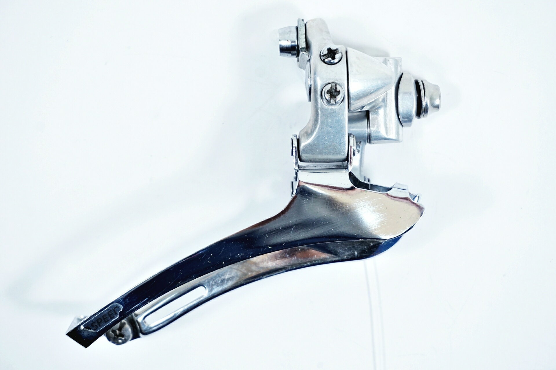 ■商品情報 ・SHIMANO TIAGRA FD-4400 ・フロントディレイラー ・変則段数：2×9S ・直付けタイプ ■状態 ・使用に伴う傷や汚れがございます。 ・ボルトの欠品はなく問題なくご使用いただけます。 ■付属品 ・なし ※画像に掲載している物で全てでございます。 ※掲載画像以外にもキズや汚れはございますが、写真の掲載可能枚数の都合上、目立つ箇所を優先的に抜粋しております。 ■注意事項【在庫について】 在庫管理は細心の注意を払い行なっておりますが、システムの都合により在庫有と表記の商品につきましても、実在庫の反映との時間差により在庫が無い場合がございます。弊社はそれに伴う全てにおいて一切の責任は負いかねます事、何卒ご了承くださいませ。ご注文頂きました商品のご用意が出来かねました場合は、お電話とメールにてキャンセルご承諾お願いのご連絡をさせて頂きます。【掲載画像について】撮影方法やお客様の閲覧環境により、実際の商品とは違った色の見え方となる場合がございます。上記理由による返品、変更、キャンセルは一切お受け致しかねますまたシステム等の不備により、商品ページに別商品が含まれている、別カラー・仕様が掲載されている、商品情報に誤表記がある場合がございますご不明点がございましたら必ずご注文前にお問い合わせくださいませ。
