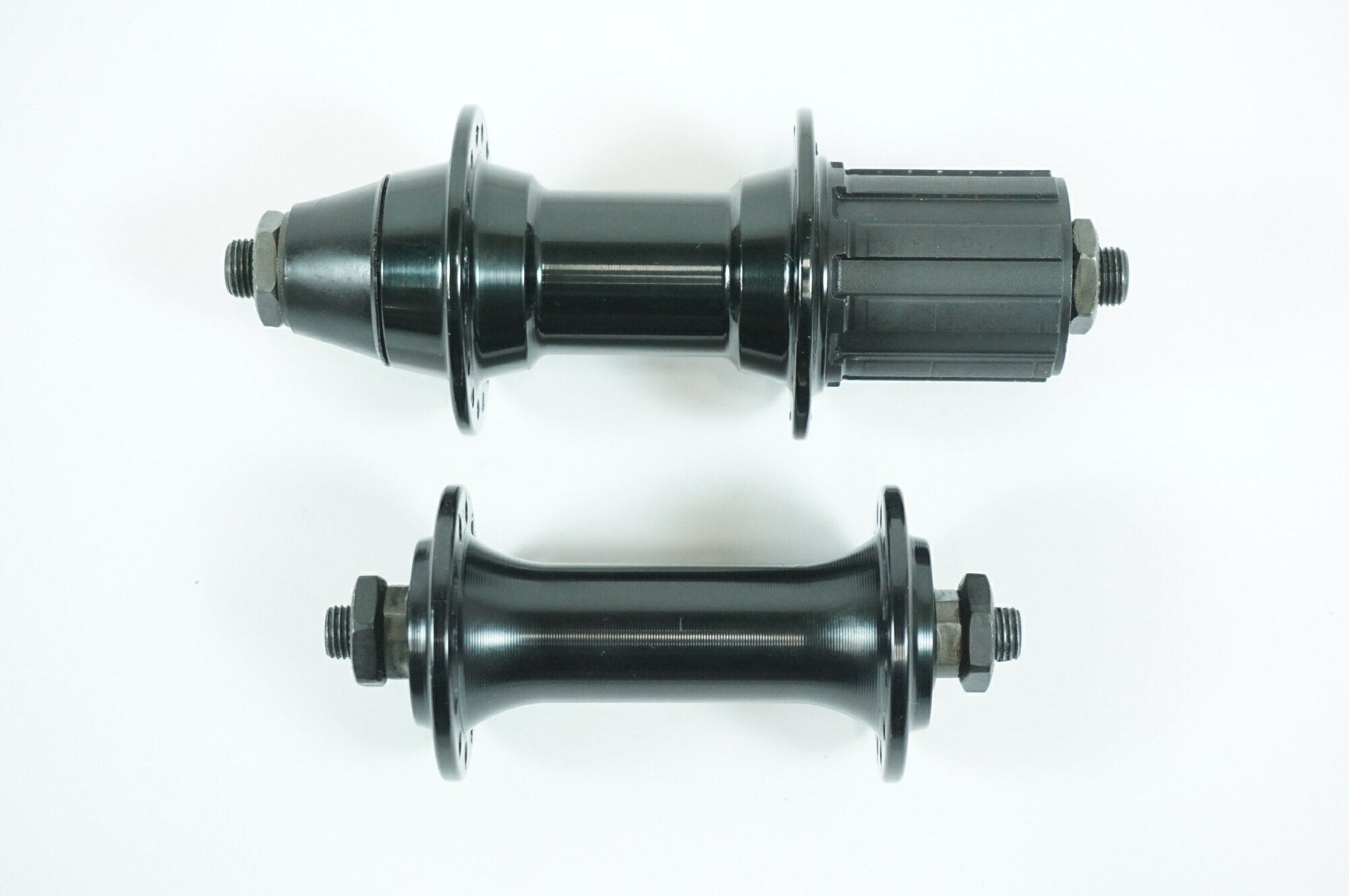 ■商品情報 ・SHIMANO 10s ・F24H R32H ・F100mm R135mm ■状態 ・使用に伴う小傷、汚れ等がございます。 ・リア軸の回転にやや抵抗がございます。 ■付属品 ・掲載しているものが全てになります。 ■注意事項【在庫について】 在庫管理は細心の注意を払い行なっておりますが、システムの都合により在庫有と表記の商品につきましても、実在庫の反映との時間差により在庫が無い場合がございます。弊社はそれに伴う全てにおいて一切の責任は負いかねます事、何卒ご了承くださいませ。ご注文頂きました商品のご用意が出来かねました場合は、お電話とメールにてキャンセルご承諾お願いのご連絡をさせて頂きます。【掲載画像について】撮影方法やお客様の閲覧環境により、実際の商品とは違った色の見え方となる場合がございます。上記理由による返品、変更、キャンセルは一切お受け致しかねますまたシステム等の不備により、商品ページに別商品が含まれている、別カラー・仕様が掲載されている、商品情報に誤表記がある場合がございますご不明点がございましたら必ずご注文前にお問い合わせくださいませ。