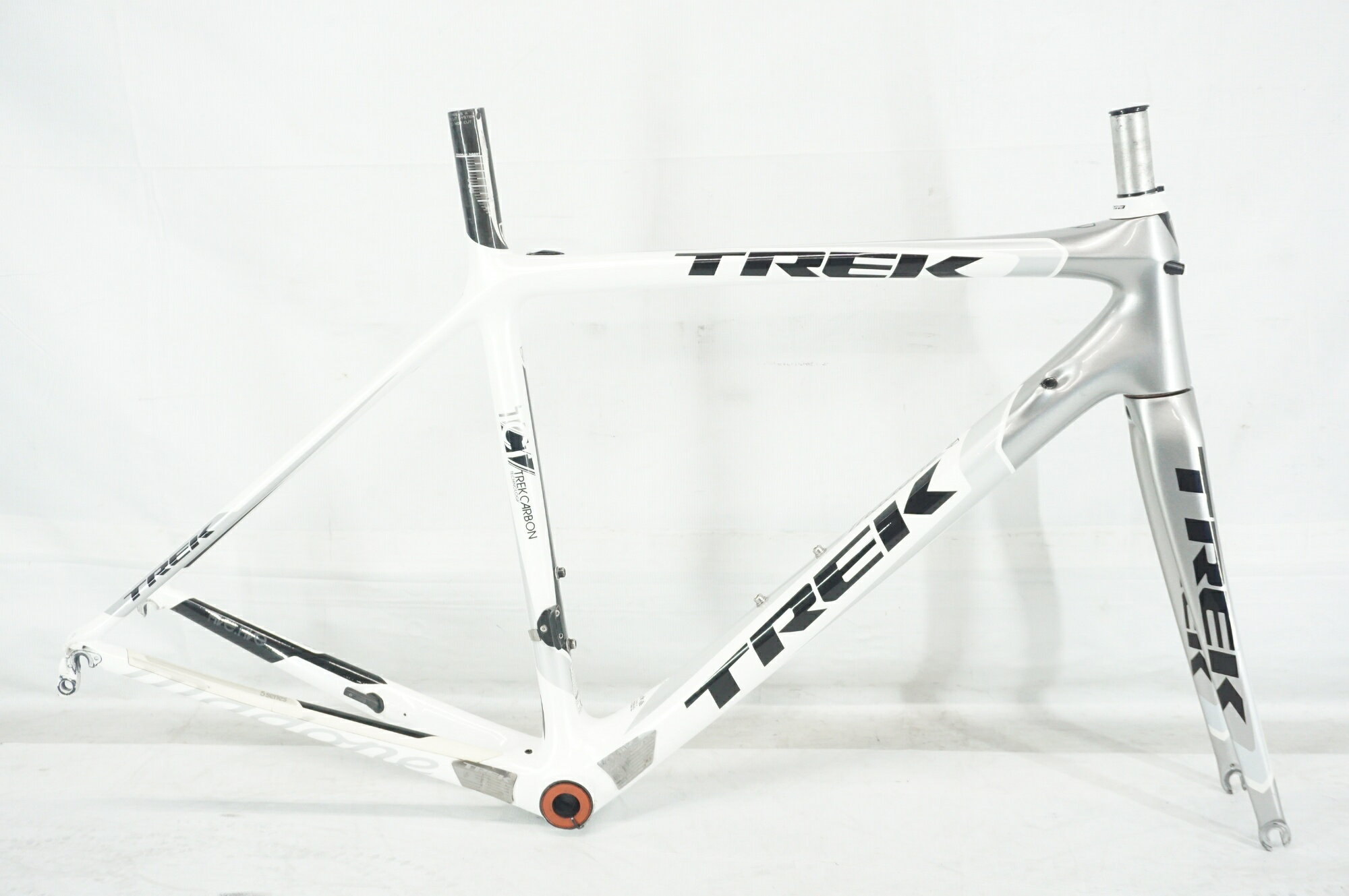 ■商品情報メーカーサイズ：52シートチューブ(C-T):575mm(実測上端まで)トップチューブ(C-C):520mm(ホリゾンタル換算 実測)適応身長:165-172cm(目安)重量：約1520gフレーム材質：カーボンフロントフォーク：カーボンジャンル：ロードコラム長：220mm(コラムエンドからクラウンレース)エンド幅 F：100mmエンド幅 R：130mm対応ブレーキ：リムブレーキホイールサイズ：700cBB規格：BB90シートポスト径：専用付属品：なし■状態全体的に塗装剥がれやキズ、タッチアップ痕がございますが致命的なダメージは見受けられません。シートポスト、グロメット類の付属はございません。ヘッドパーツ.BB.センサーは動作保証対象外となります。予めご了承ください。※掲載画像以外にもキズや汚れはございますが、写真の掲載可能枚数の都合上、目立つ箇所を優先的に抜粋しております。 ■注意事項【在庫について】 在庫管理は細心の注意を払い行なっておりますが、システムの都合により在庫有と表記の商品につきましても、実在庫の反映との時間差により在庫が無い場合がございます。弊社はそれに伴う全てにおいて一切の責任は負いかねます事、何卒ご了承くださいませ。ご注文頂きました商品のご用意が出来かねました場合は、お電話とメールにてキャンセルご承諾お願いのご連絡をさせて頂きます。【掲載画像について】撮影方法やお客様の閲覧環境により、実際の商品とは違った色の見え方となる場合がございます。上記理由による返品、変更、キャンセルは一切お受け致しかねますまたシステム等の不備により、商品ページに別商品が含まれている、別カラー・仕様が掲載されている、商品情報に誤表記がある場合がございますご不明点がございましたら必ずご注文前にお問い合わせくださいませ。