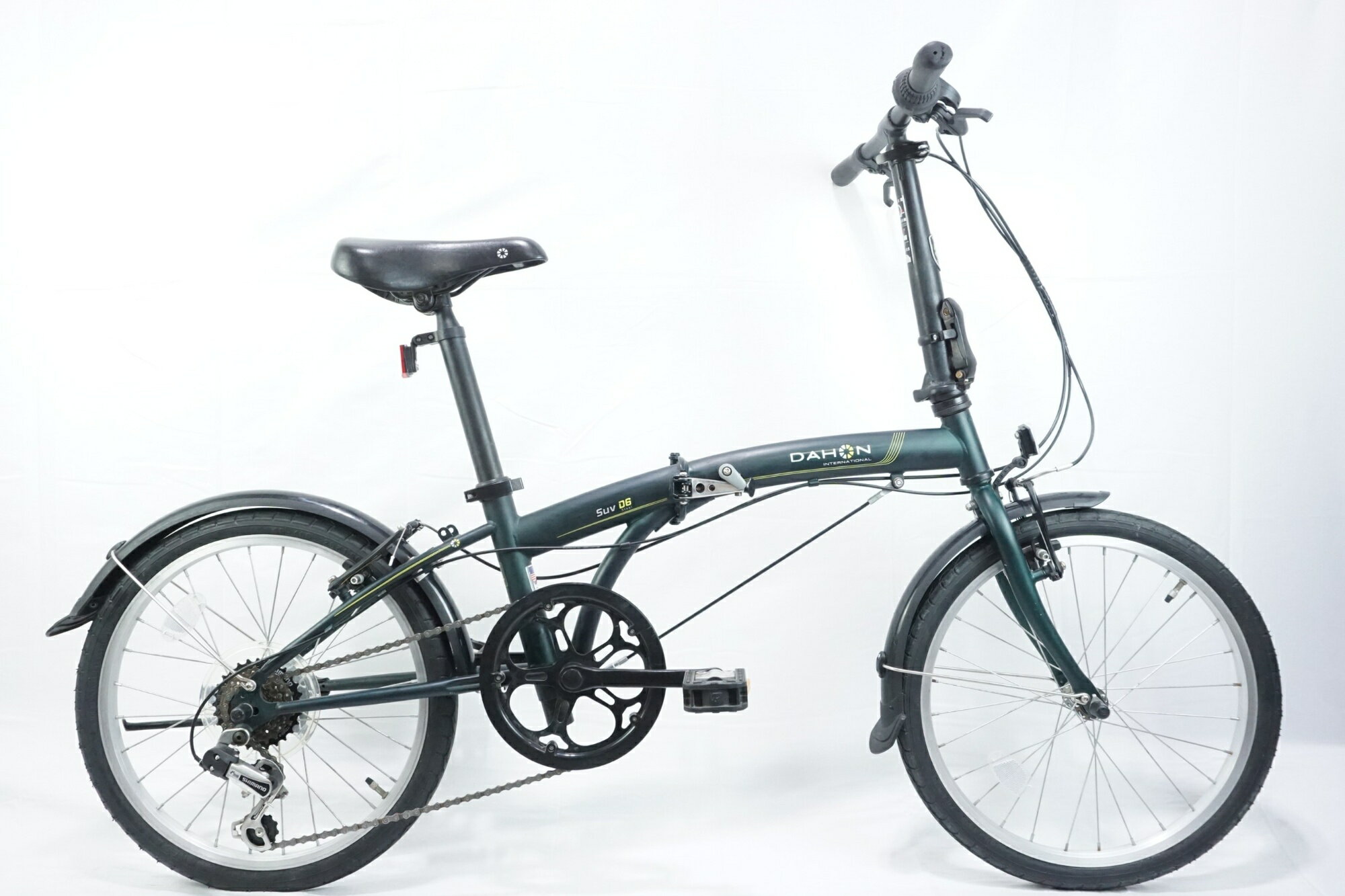 ■商品情報 メーカーサイズ:ONE SIZE シートチューブ(C-T): 270mm トップチューブ(C-C):590mm(ホリゾンタル換算) 適応身長:150-cm(目安) 重量:約14.55kg フレーム材質:クロモリ フロントフォーク:クロモリ レバー:純正 リアディレイラー:SHIMANO TOURENY ブレーキ:純正 クランク:純正 52T 170mm スプロケット:SHIMANO MF-TZ500 14-28T シートポスト:純正 ハンドル:純正 520mm ステム:純正 サドル:純正 ホイール:純正 タイヤ:20x1.50 変速段数:1x6 付属品:ペダル、スタンド ■状態 全体的にキズやヨゴレ、使用感がございます。 パーツの日焼け・シミになっている汚れがございます。 サビ等によって折りたたみ部分の動作にやや難がございます。 ■注意事項【在庫について】 在庫管理は細心の注意を払い行なっておりますが、システムの都合により在庫有と表記の商品につきましても、実在庫の反映との時間差により在庫が無い場合がございます。弊社はそれに伴う全てにおいて一切の責任は負いかねます事、何卒ご了承くださいませ。ご注文頂きました商品のご用意が出来かねました場合は、お電話とメールにてキャンセルご承諾お願いのご連絡をさせて頂きます。【掲載画像について】撮影方法やお客様の閲覧環境により、実際の商品とは違った色の見え方となる場合がございます。上記理由による返品、変更、キャンセルは一切お受け致しかねますまたシステム等の不備により、商品ページに別商品が含まれている、別カラー・仕様が掲載されている、商品情報に誤表記がある場合がございますご不明点がございましたら必ずご注文前にお問い合わせくださいませ。