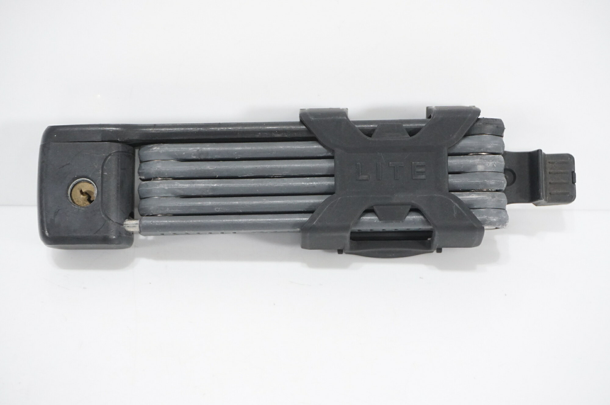 ■状態 ・全体的に使用感強く、日焼けやキズが多数がございます。 ■付属品 ・カギ1本 ※画像に掲載している物で全てでございます。 ※画像にないものは欠品となりますためご注意ください。 ■注意事項【在庫について】 在庫管理は細心の注意を払い行なっておりますが、システムの都合により在庫有と表記の商品につきましても、実在庫の反映との時間差により在庫が無い場合がございます。弊社はそれに伴う全てにおいて一切の責任は負いかねます事、何卒ご了承くださいませ。ご注文頂きました商品のご用意が出来かねました場合は、お電話とメールにてキャンセルご承諾お願いのご連絡をさせて頂きます。【掲載画像について】撮影方法やお客様の閲覧環境により、実際の商品とは違った色の見え方となる場合がございます。上記理由による返品、変更、キャンセルは一切お受け致しかねますまたシステム等の不備により、商品ページに別商品が含まれている、別カラー・仕様が掲載されている、商品情報に誤表記がある場合がございますご不明点がございましたら必ずご注文前にお問い合わせくださいませ。