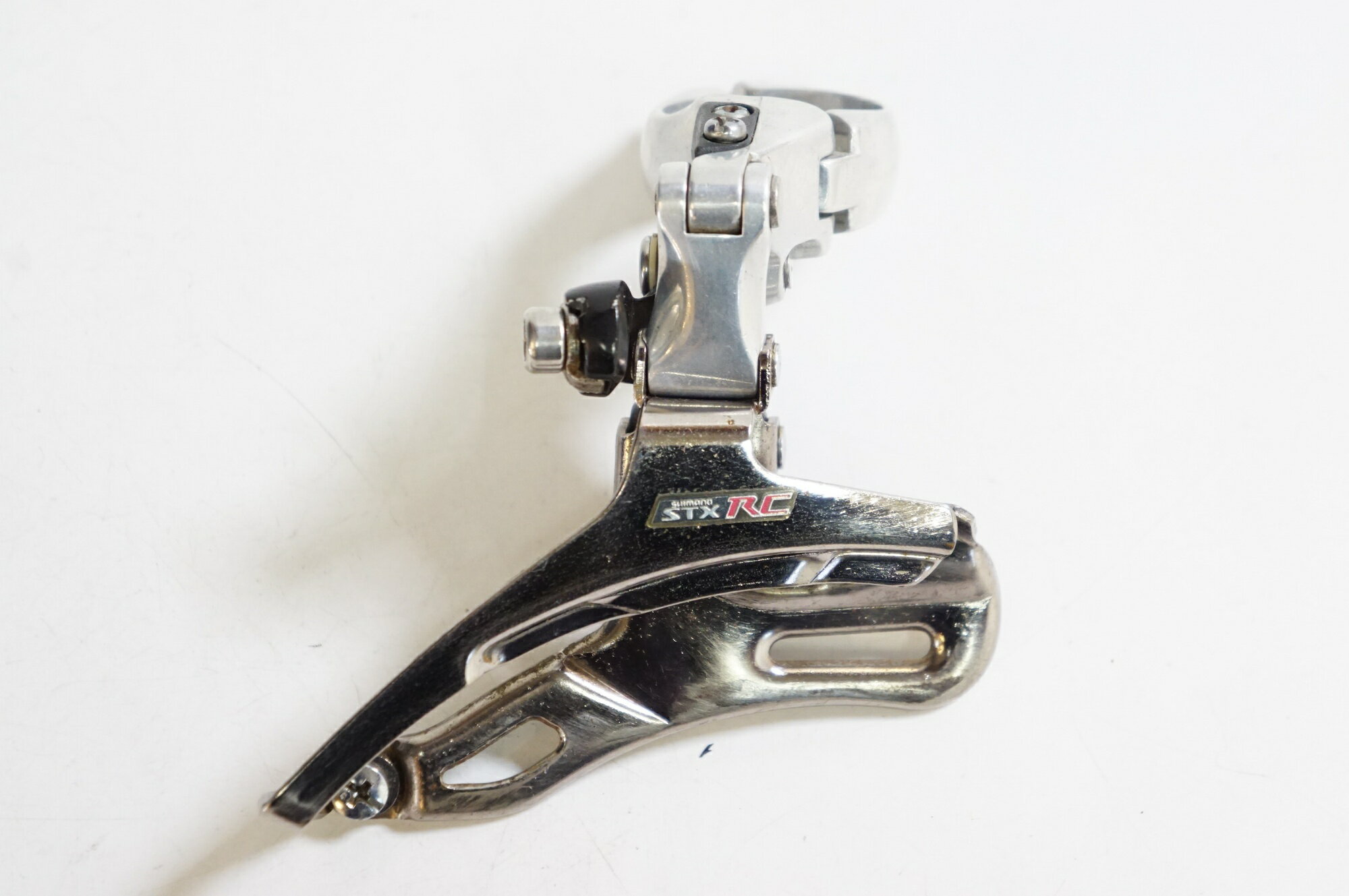 ■商品情報 ・φ31.8バンド ・上引き専用 ■状態 ・使用や経年に伴う擦れや小傷、メッキ部のサビ等がございますが大きなダメージは無く良好な状態です。 ■付属品 ・掲載しているものが全てになります。 ■注意事項【在庫について】 在庫管理は細心の注意を払い行なっておりますが、システムの都合により在庫有と表記の商品につきましても、実在庫の反映との時間差により在庫が無い場合がございます。弊社はそれに伴う全てにおいて一切の責任は負いかねます事、何卒ご了承くださいませ。ご注文頂きました商品のご用意が出来かねました場合は、お電話とメールにてキャンセルご承諾お願いのご連絡をさせて頂きます。【掲載画像について】撮影方法やお客様の閲覧環境により、実際の商品とは違った色の見え方となる場合がございます。上記理由による返品、変更、キャンセルは一切お受け致しかねますまたシステム等の不備により、商品ページに別商品が含まれている、別カラー・仕様が掲載されている、商品情報に誤表記がある場合がございますご不明点がございましたら必ずご注文前にお問い合わせくださいませ。