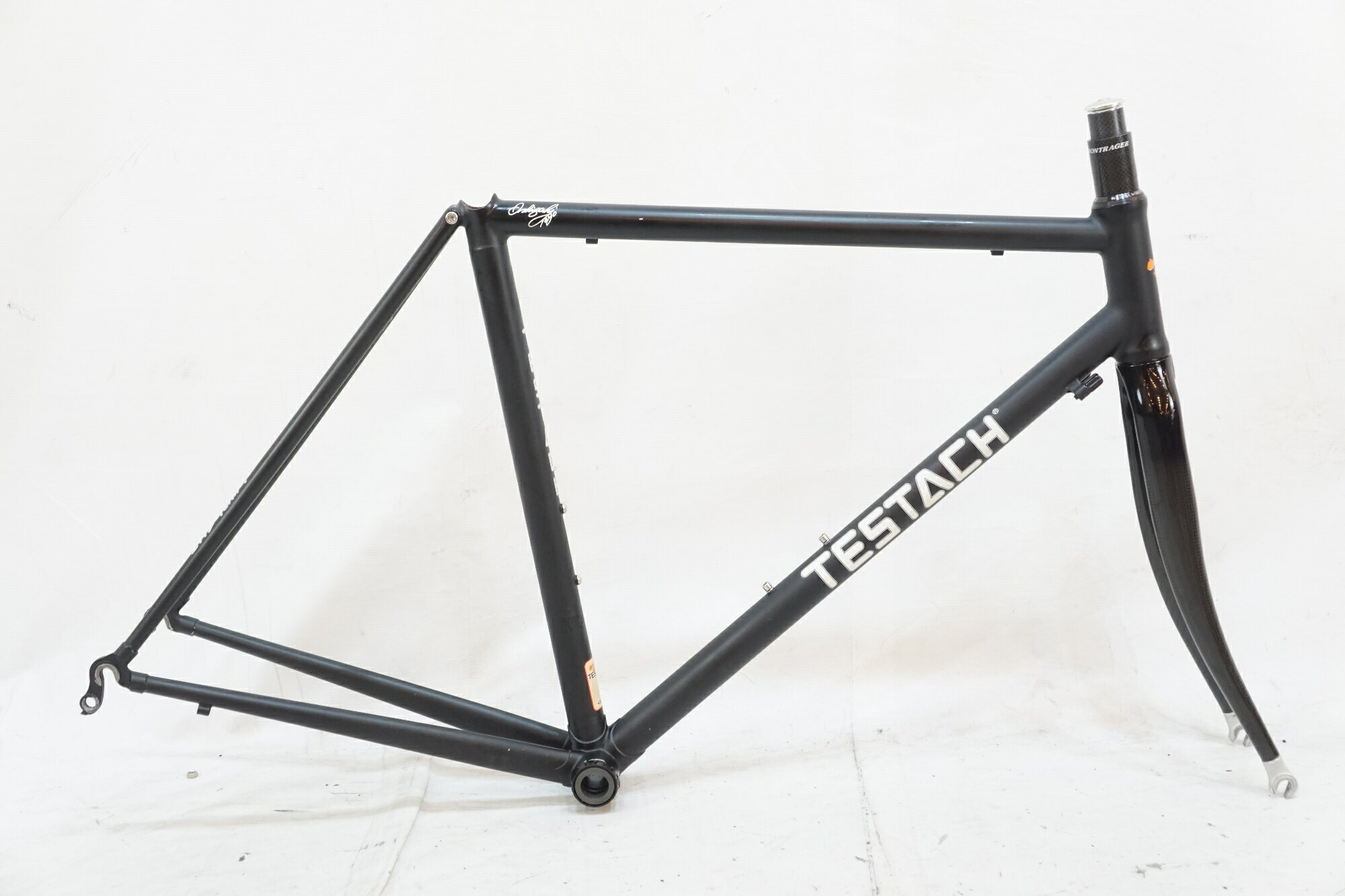 ■商品情報シートチューブ(C-T):490mm(実測)トップチューブ(C-C):520mm(ホリゾンタル換算 実測)適応身長:160-165cm(目安)重量：約2.3kgフレーム材質：クロモリフロントフォーク：カーボンジャンル：ロードコラム長：66mm(ダストカバートップ-コラムトップ)エンド幅 F：100mmエンド幅 R：130mm対応ブレーキ：リムブレーキホイールサイズ：700cBB規格：68mm/JISシートポスト径：27.2mm付属品：なし(画像に掲載している物で全てでございます。)■状態使用に伴うキズ、汚れ等がございます。プレッシャーアンカーによるコラムの軽度の膨らみがございます。 ■注意事項【在庫について】 在庫管理は細心の注意を払い行なっておりますが、システムの都合により在庫有と表記の商品につきましても、実在庫の反映との時間差により在庫が無い場合がございます。弊社はそれに伴う全てにおいて一切の責任は負いかねます事、何卒ご了承くださいませ。ご注文頂きました商品のご用意が出来かねました場合は、お電話とメールにてキャンセルご承諾お願いのご連絡をさせて頂きます。【掲載画像について】撮影方法やお客様の閲覧環境により、実際の商品とは違った色の見え方となる場合がございます。上記理由による返品、変更、キャンセルは一切お受け致しかねますまたシステム等の不備により、商品ページに別商品が含まれている、別カラー・仕様が掲載されている、商品情報に誤表記がある場合がございますご不明点がございましたら必ずご注文前にお問い合わせくださいませ。
