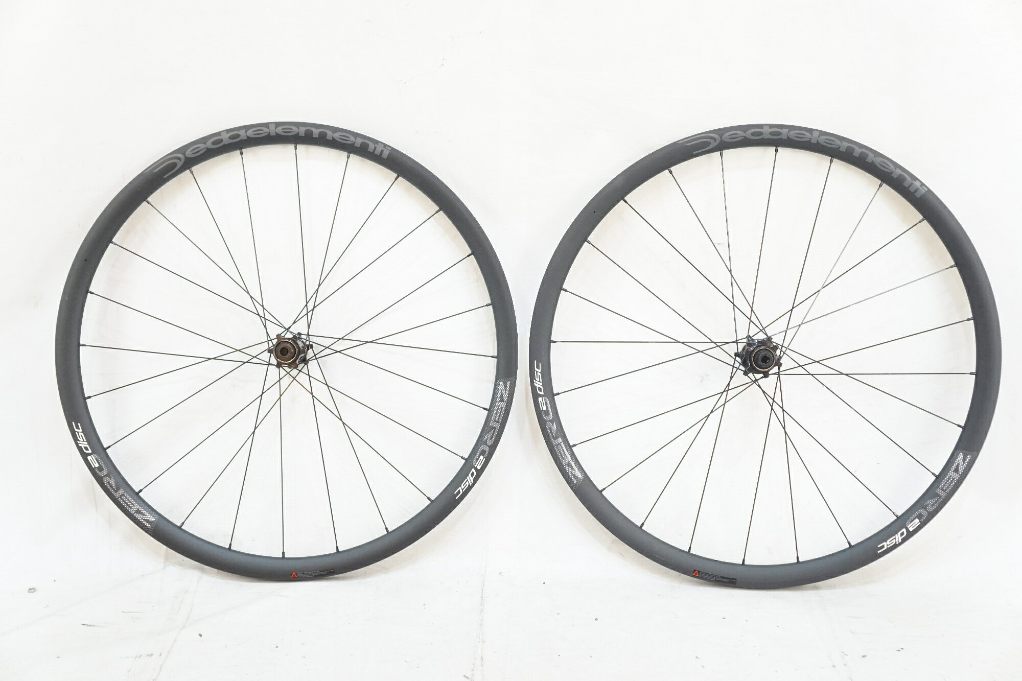 ■商品情報 サイズ：700C リム幅：C19 リムタイプ：クリンチャー フリータイプ：SHIMANO11s 重量 F：約800g(画像の状態の実測値) 重量 R：約900g(画像の状態の実測値) エンド幅 F：12x100mm エンド幅 R：12x142mm ブレーキタイプ：ディスクブレーキ(センターロック) その他付属品：なし (画像に掲載しているものが全てになります。) ■状態 使用に伴う傷、擦れ、汚れ等がございます。 前後共に1ミリ程度の振れがございます。 フロントハブに僅かな回転抵抗がございます。 ※掲載画像以外にもキズや汚れはございますが、写真の掲載可能枚数の都合上、目立つ箇所を優先的に抜粋しております。 ■注意事項【在庫について】 在庫管理は細心の注意を払い行なっておりますが、システムの都合により在庫有と表記の商品につきましても、実在庫の反映との時間差により在庫が無い場合がございます。弊社はそれに伴う全てにおいて一切の責任は負いかねます事、何卒ご了承くださいませ。ご注文頂きました商品のご用意が出来かねました場合は、お電話とメールにてキャンセルご承諾お願いのご連絡をさせて頂きます。【掲載画像について】撮影方法やお客様の閲覧環境により、実際の商品とは違った色の見え方となる場合がございます。上記理由による返品、変更、キャンセルは一切お受け致しかねますまたシステム等の不備により、商品ページに別商品が含まれている、別カラー・仕様が掲載されている、商品情報に誤表記がある場合がございますご不明点がございましたら必ずご注文前にお問い合わせくださいませ。