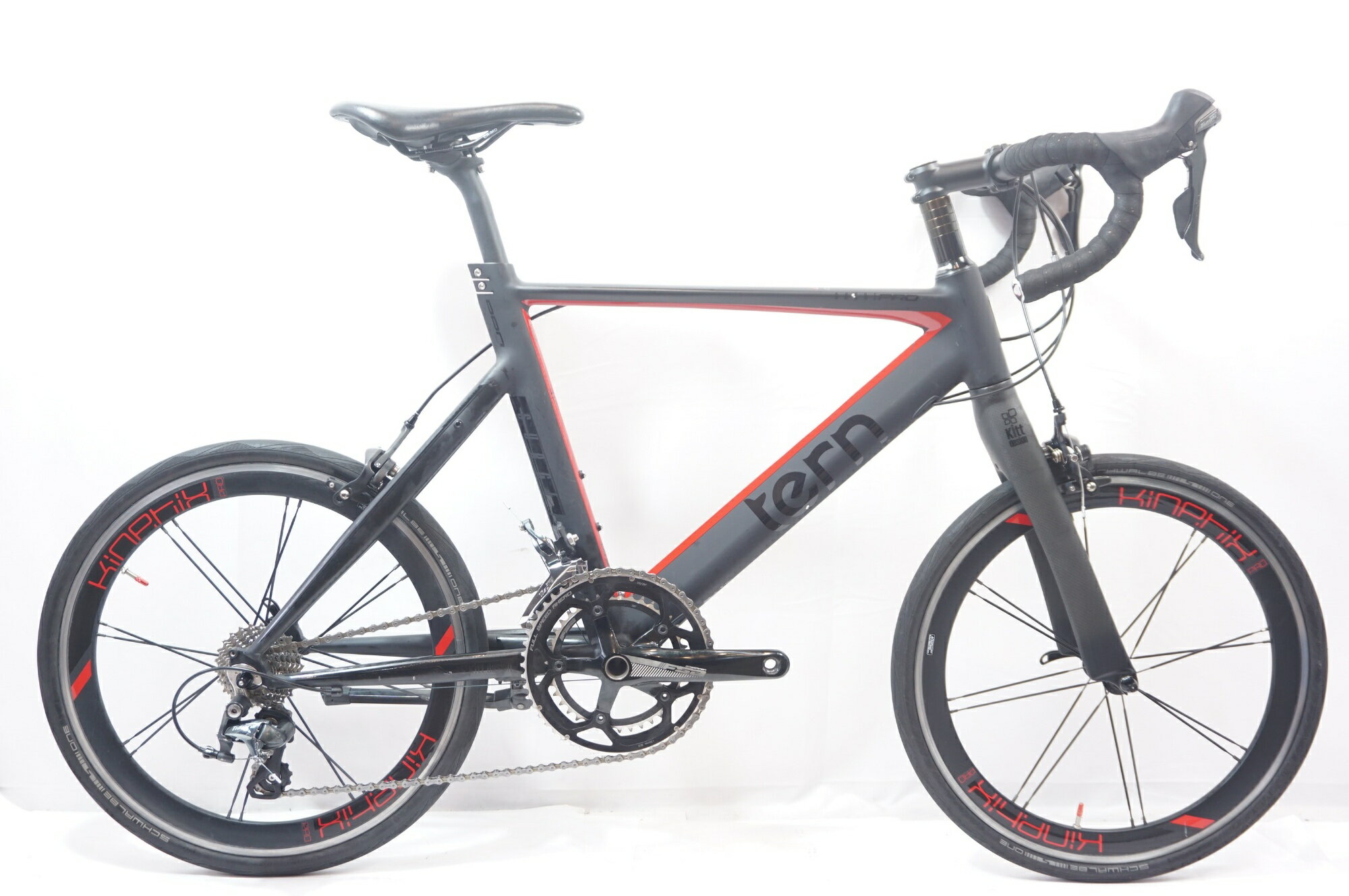 ■商品情報 メーカーサイズ:47 シートチューブ(C-T): 470mm トップチューブ(C-C):535mm(ホリゾンタル換算) 適応身長:160-170cm(目安) 重量:約9kg フレーム材質:アルミ フロントフォーク:カーボン シフトレバー:SHIMANO ST-4700 フロントディレイラー:SHIMANO FD-4700 リアディレイラー:SHIMANO RD-4700 ブレーキ:TEKTRO クランク:FSA GOSSAMER 53-39T 170mm スプロケット:SHIMANO CS-HG500 11-25T シートポスト:純正 27.2mm ハンドル:純正 380mm ステム:純正 80mm サドル:純正 ホイール:純正 タイヤ:20x1 1/8 変速段数:2x10 付属品:ペダル付属なしキックスタンド ■状態 ・使用に伴うキズ、ヨゴレがございます。 ・ホイール・フレーム・コンポーネントにキズが多数ございます。 ■注意事項【在庫について】 在庫管理は細心の注意を払い行なっておりますが、システムの都合により在庫有と表記の商品につきましても、実在庫の反映との時間差により在庫が無い場合がございます。弊社はそれに伴う全てにおいて一切の責任は負いかねます事、何卒ご了承くださいませ。ご注文頂きました商品のご用意が出来かねました場合は、お電話とメールにてキャンセルご承諾お願いのご連絡をさせて頂きます。【掲載画像について】撮影方法やお客様の閲覧環境により、実際の商品とは違った色の見え方となる場合がございます。上記理由による返品、変更、キャンセルは一切お受け致しかねますまたシステム等の不備により、商品ページに別商品が含まれている、別カラー・仕様が掲載されている、商品情報に誤表記がある場合がございますご不明点がございましたら必ずご注文前にお問い合わせくださいませ。