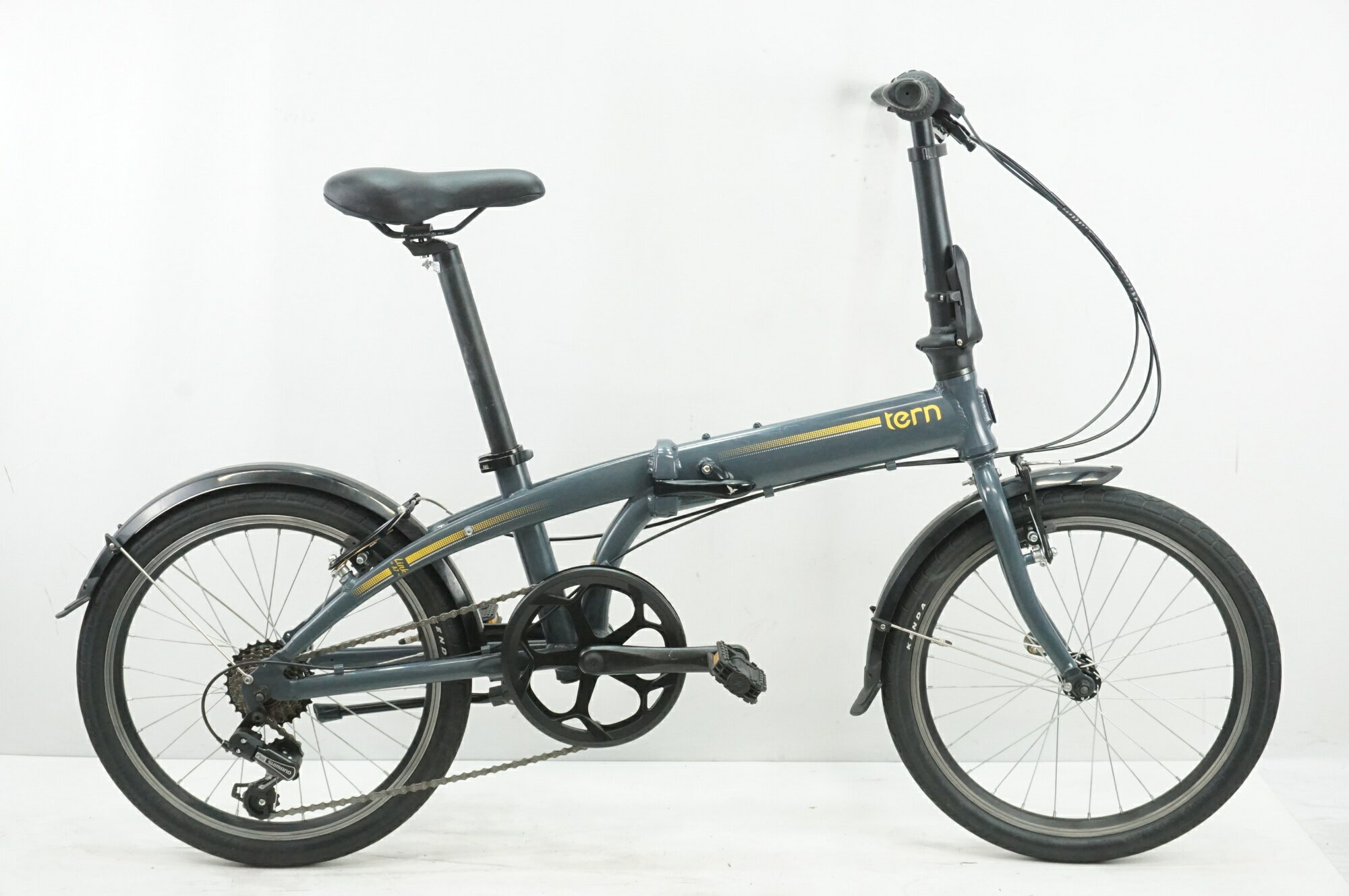 ■商品情報 メーカーサイズ：20インチ 適応身長：142-190cm(目安) 重量：約11.5kg フレーム材質：アルミ フロントフォーク：スチール シフター：SHIMANO リアディレイラー：SHIMANO ブレーキ：純正 クランク：純正 52T 170mm スプロケット：SHIMANO 14-28T シートポスト：純正 ハンドル：純正 ステム：純正 サドル：純正 ホイール：純正 タイヤ：20×1.75 変速段数：1×7 付属品：なし(ペダル付属あり) ■状態 ・使用に伴う傷等ございます。写真をご参考くださいませ。 ■注意事項【在庫について】 在庫管理は細心の注意を払い行なっておりますが、システムの都合により在庫有と表記の商品につきましても、実在庫の反映との時間差により在庫が無い場合がございます。弊社はそれに伴う全てにおいて一切の責任は負いかねます事、何卒ご了承くださいませ。ご注文頂きました商品のご用意が出来かねました場合は、お電話とメールにてキャンセルご承諾お願いのご連絡をさせて頂きます。【掲載画像について】撮影方法やお客様の閲覧環境により、実際の商品とは違った色の見え方となる場合がございます。上記理由による返品、変更、キャンセルは一切お受け致しかねますまたシステム等の不備により、商品ページに別商品が含まれている、別カラー・仕様が掲載されている、商品情報に誤表記がある場合がございますご不明点がございましたら必ずご注文前にお問い合わせくださいませ。