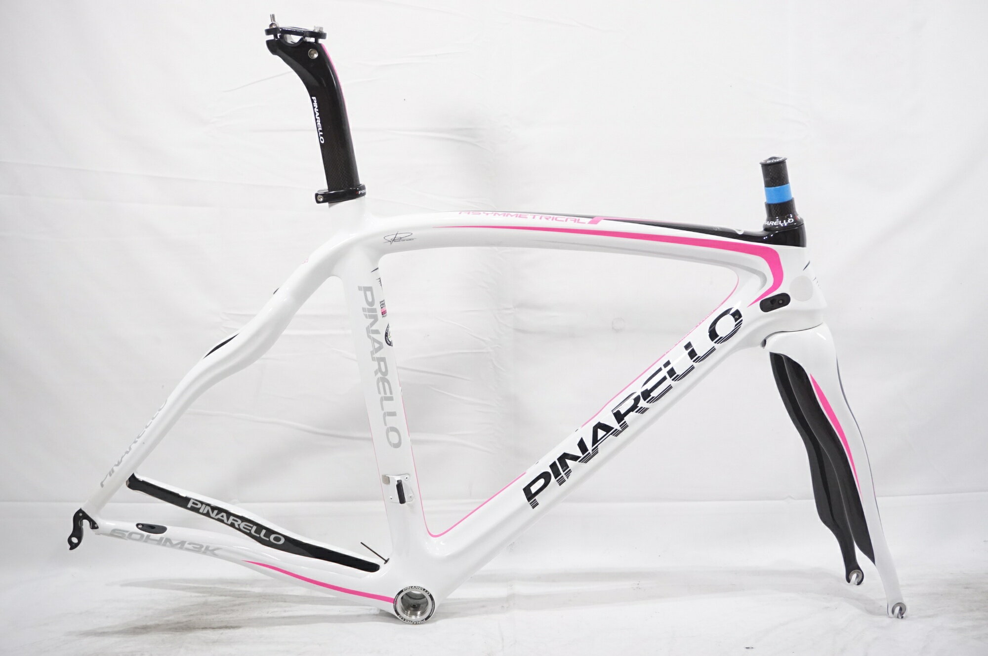 ■商品情報メーカーサイズ：500トップチューブ(C-C ホリゾンタル)：515mmシートチューブ(C-T)：520mm適応身長：167-172cm(目安)重量：約2000gフレーム素材：カーボンフォーク素材：カーボンジャンル：ロードバイクエンド幅F：100mmエンド幅R：130mm対応ブレーキ：リムホイールサイズ：700CBB規格：ITA■状態・使用に伴う小傷、スレ等ございますが、大きなダメージは無く良好です。・シートチューブ、ダウンチューブのボトルケージ取り付けボルトが欠品しております。■付属品※画像に掲載している物で全てでございます。※画像にないものは欠品となりますためご注意ください。※掲載画像以外にもキズや汚れはございますが、写真の掲載可能枚数の都合上、目立つ箇所を優先的に抜粋しております。 ■注意事項【在庫について】 在庫管理は細心の注意を払い行なっておりますが、システムの都合により在庫有と表記の商品につきましても、実在庫の反映との時間差により在庫が無い場合がございます。弊社はそれに伴う全てにおいて一切の責任は負いかねます事、何卒ご了承くださいませ。ご注文頂きました商品のご用意が出来かねました場合は、お電話とメールにてキャンセルご承諾お願いのご連絡をさせて頂きます。【掲載画像について】撮影方法やお客様の閲覧環境により、実際の商品とは違った色の見え方となる場合がございます。上記理由による返品、変更、キャンセルは一切お受け致しかねますまたシステム等の不備により、商品ページに別商品が含まれている、別カラー・仕様が掲載されている、商品情報に誤表記がある場合がございますご不明点がございましたら必ずご注文前にお問い合わせくださいませ。
